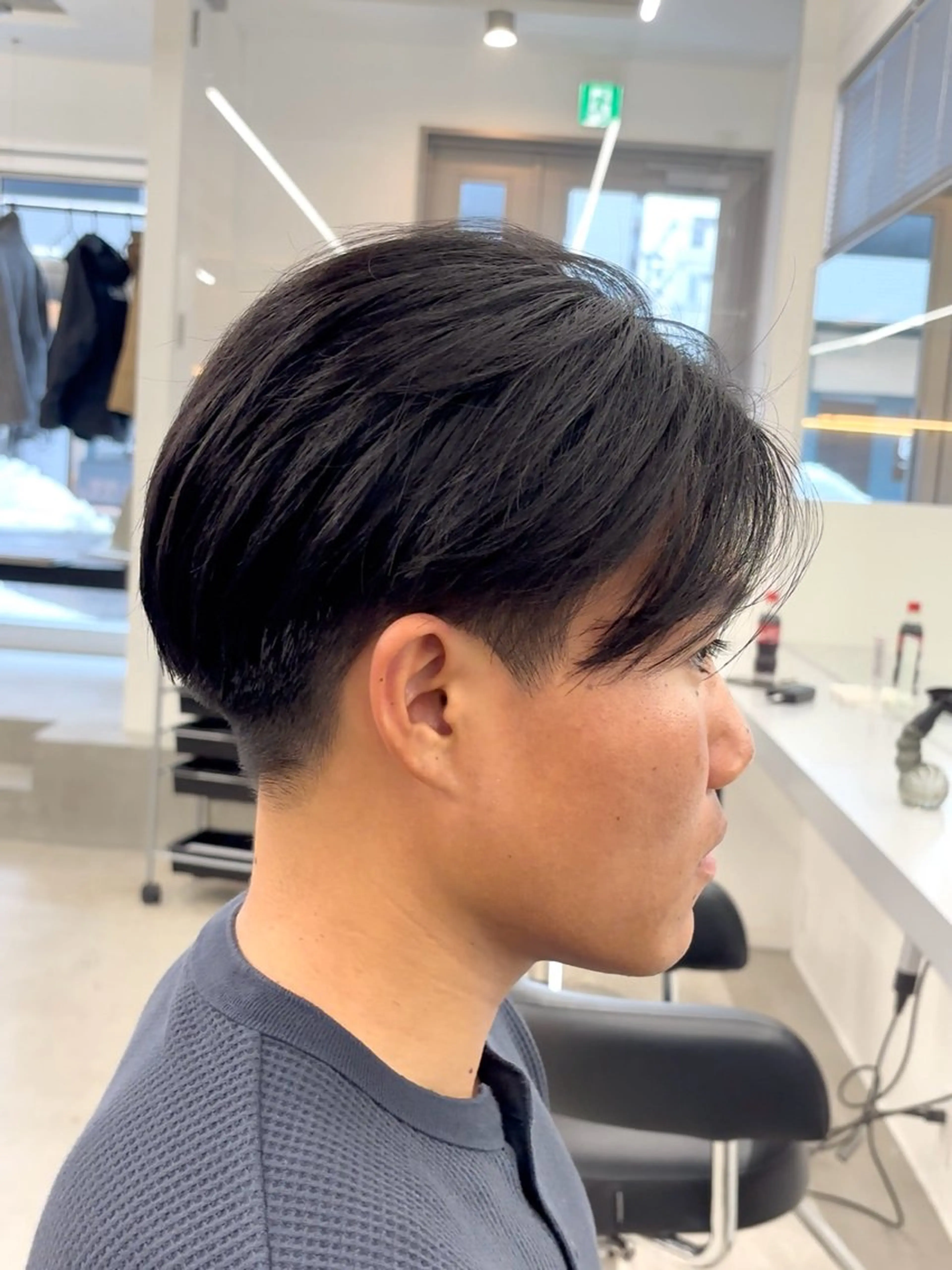 ショート パーマ メンズ センターパート メンズパーマ ニュアンスパーマ カット パーマ なりたひろと / フェザーパーマのヘアスタイル