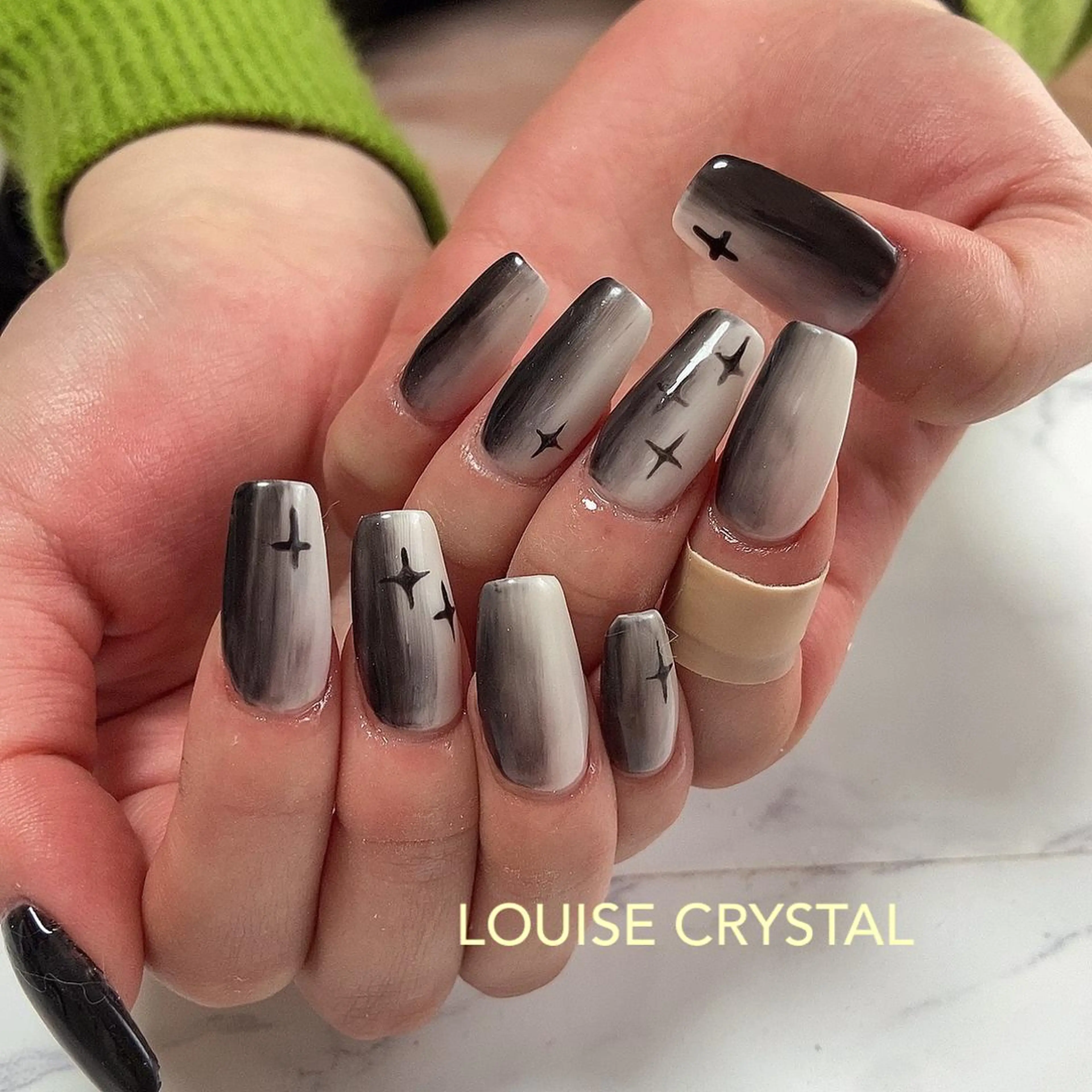 ネイル ハンドネイル LOUISE CRYSTALのネイルデザイン