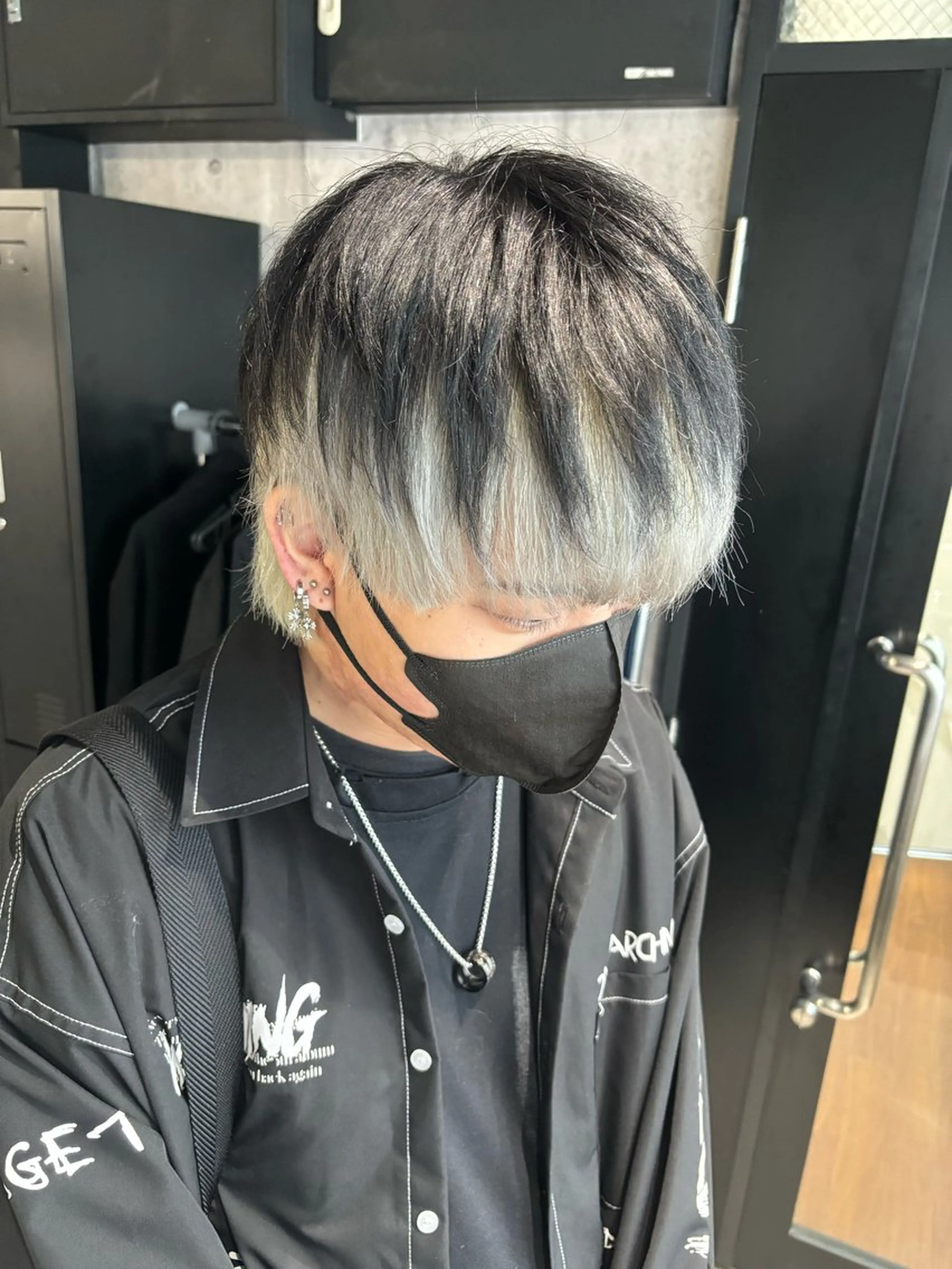 カラー メンズ メンズインナーカラー インナーカラー シルバー ホワイトシルバー カット ヘアカラー _white【京橋店】所属・_WHITE / KENTOのヘアスタイル