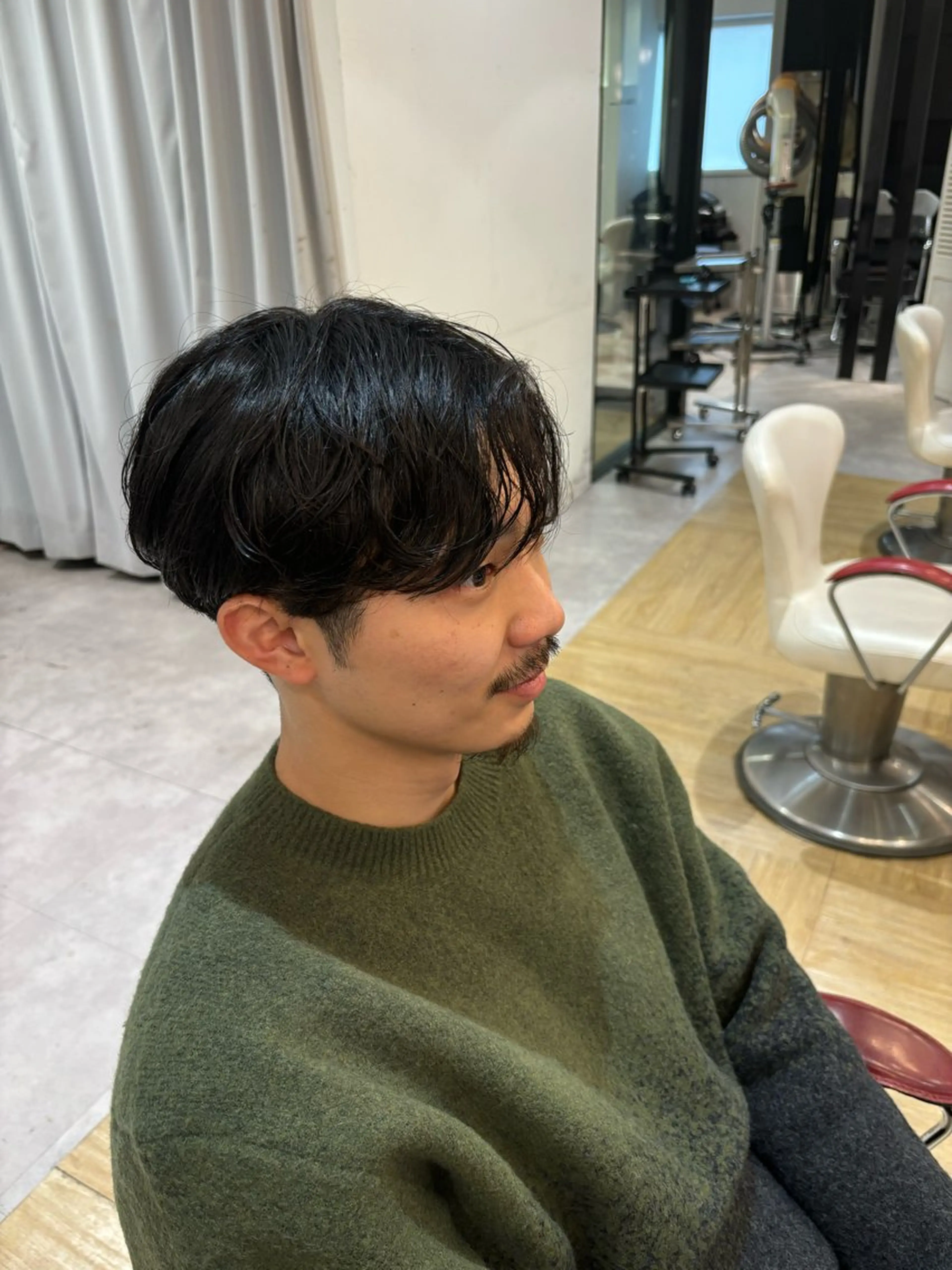 ミディアム パーマ メンズ ミディアムパーマ センターパート メンズパーマ メンズ特化／韓国風 /江戸谷大晴のヘアスタイル