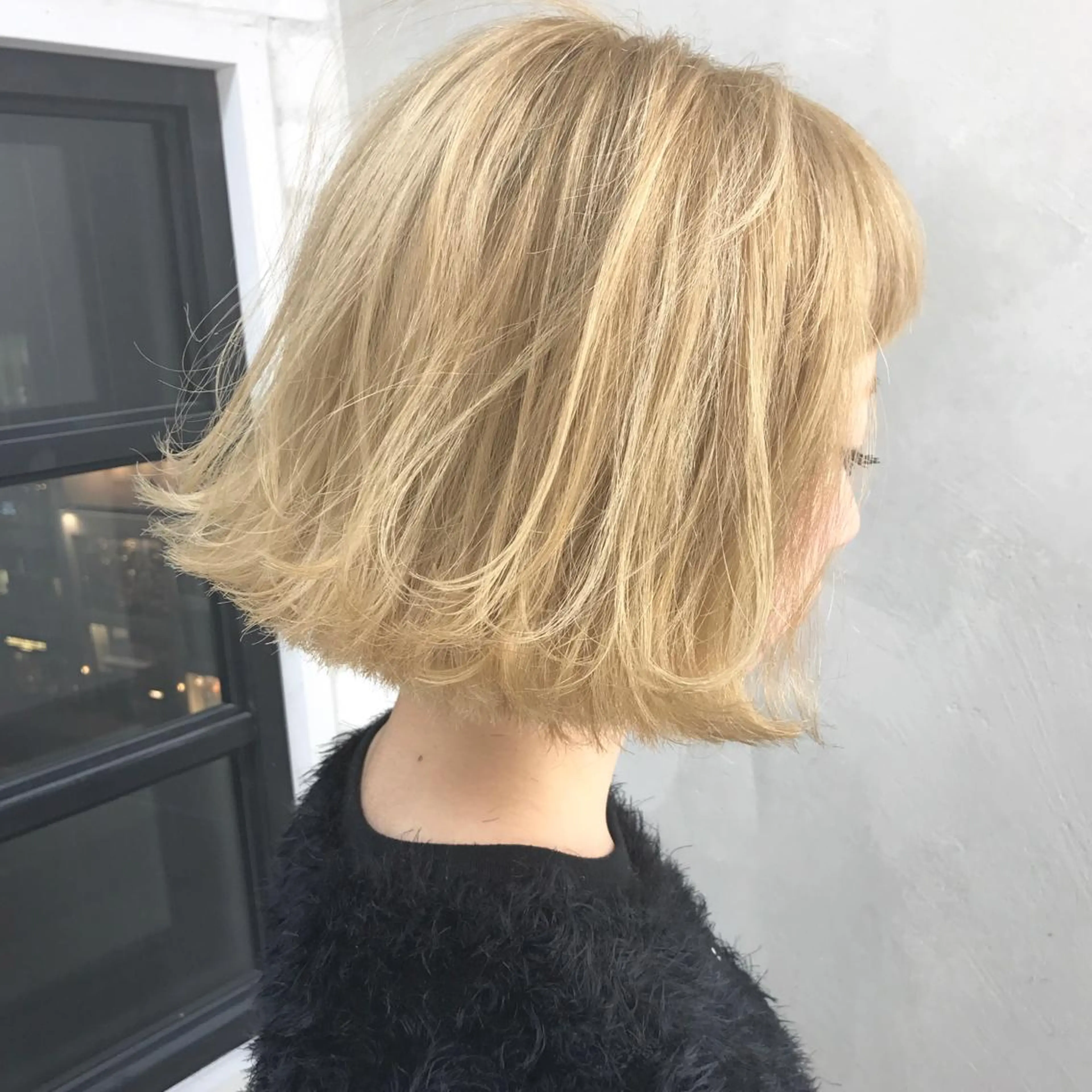 ショート TOMOYAレイヤー ブリーチ縮毛矯正のヘアスタイル