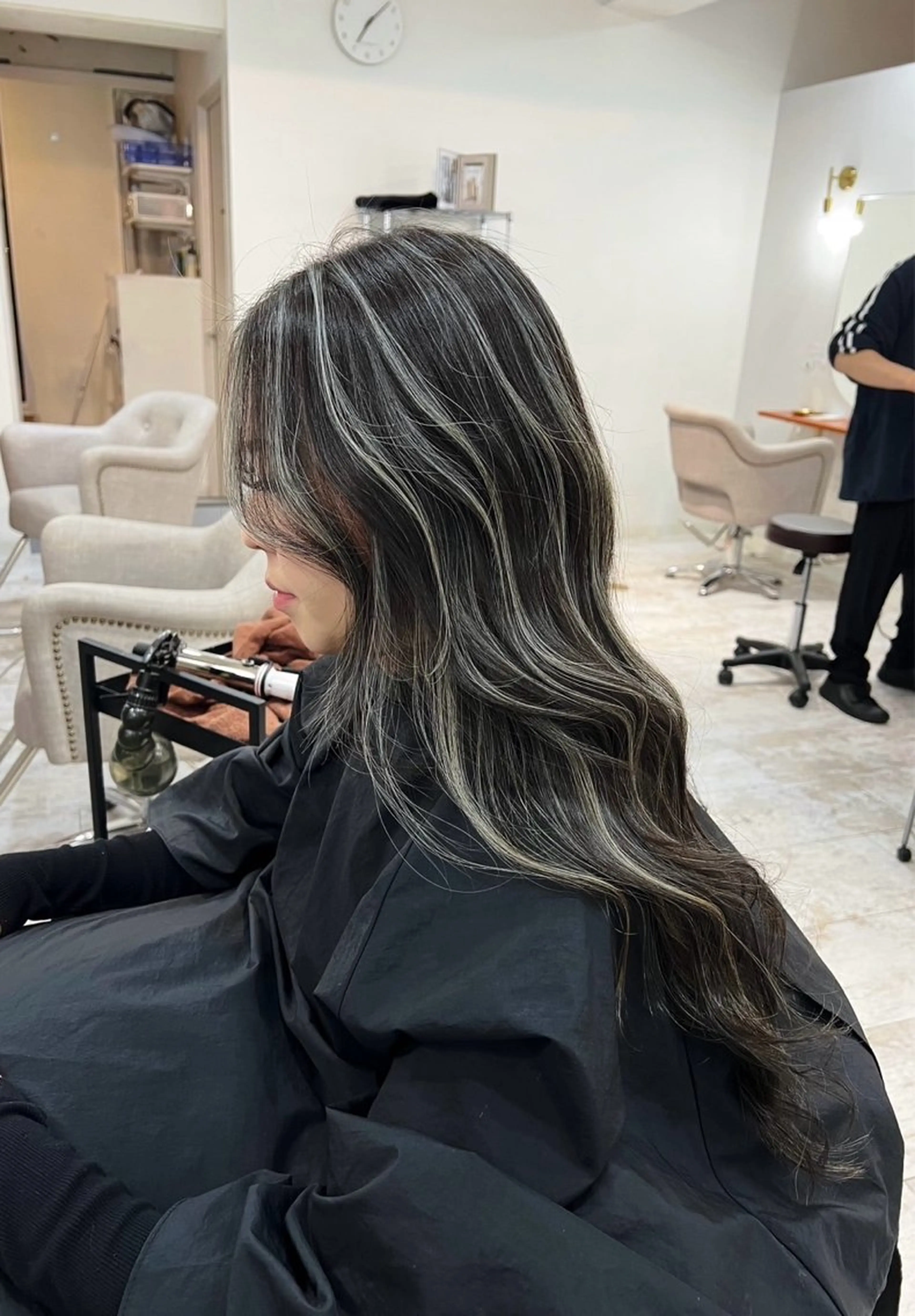 ロング カラー ダークグレー ダークグレージュ グレージュ ハイライトカラー ハイライト ヘアカラー トリートメント ROBIN所属・指名数No.1 /NAOYAのヘアスタイル