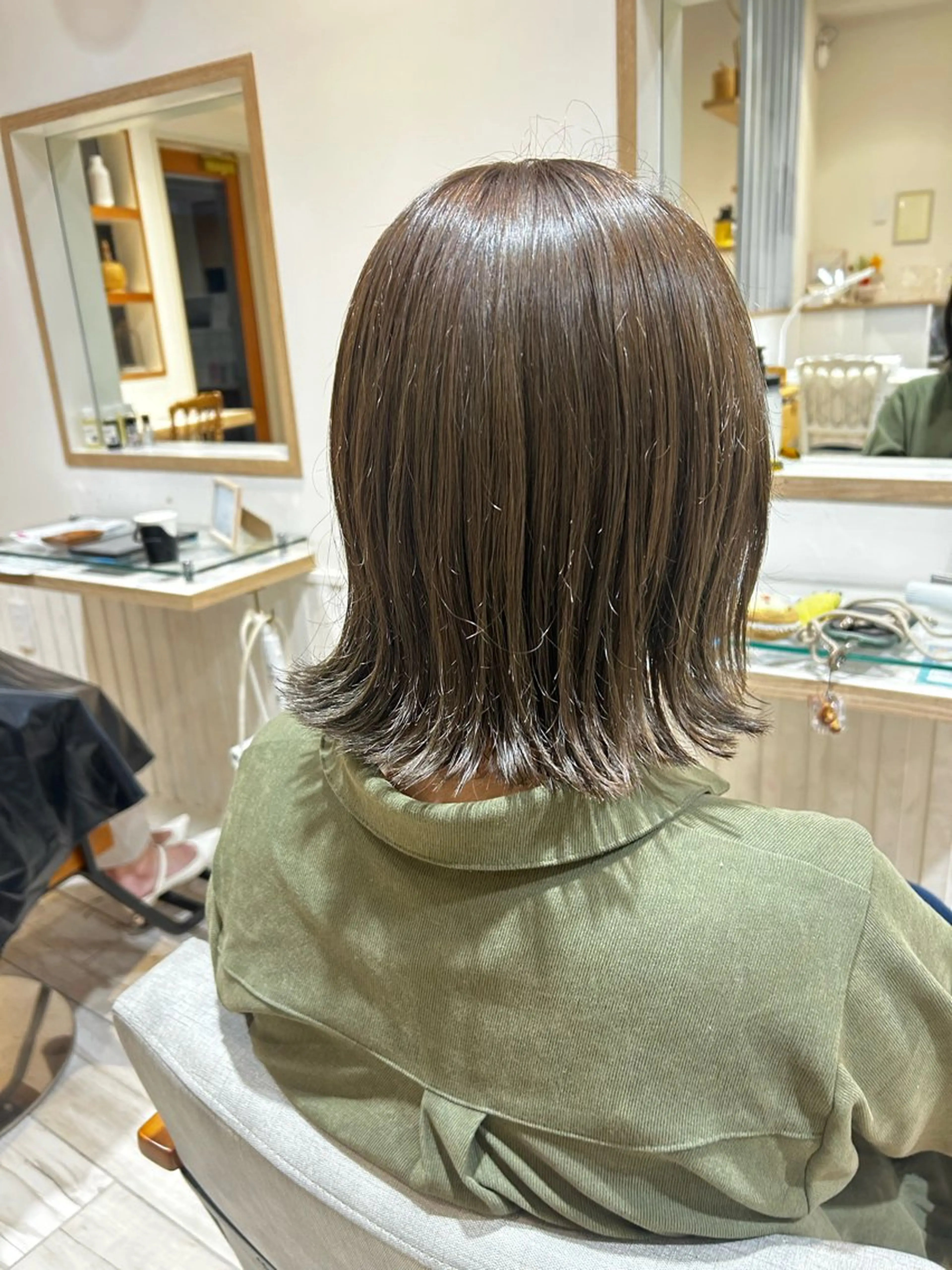 ミディアム カラー オリーブカラー カット ヘアカラー 大川 夏実のヘアスタイル
