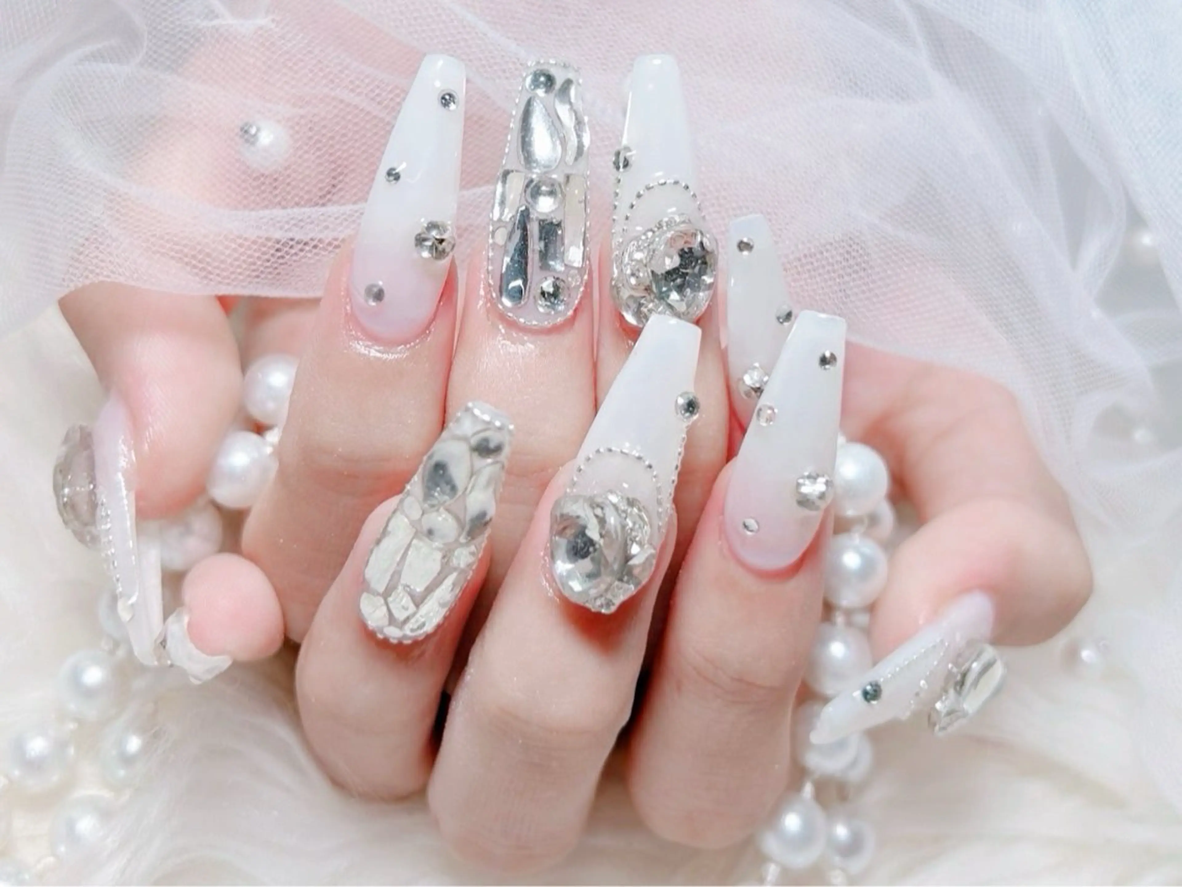 ネイル Hanaai Salon 瞳のネイルデザイン