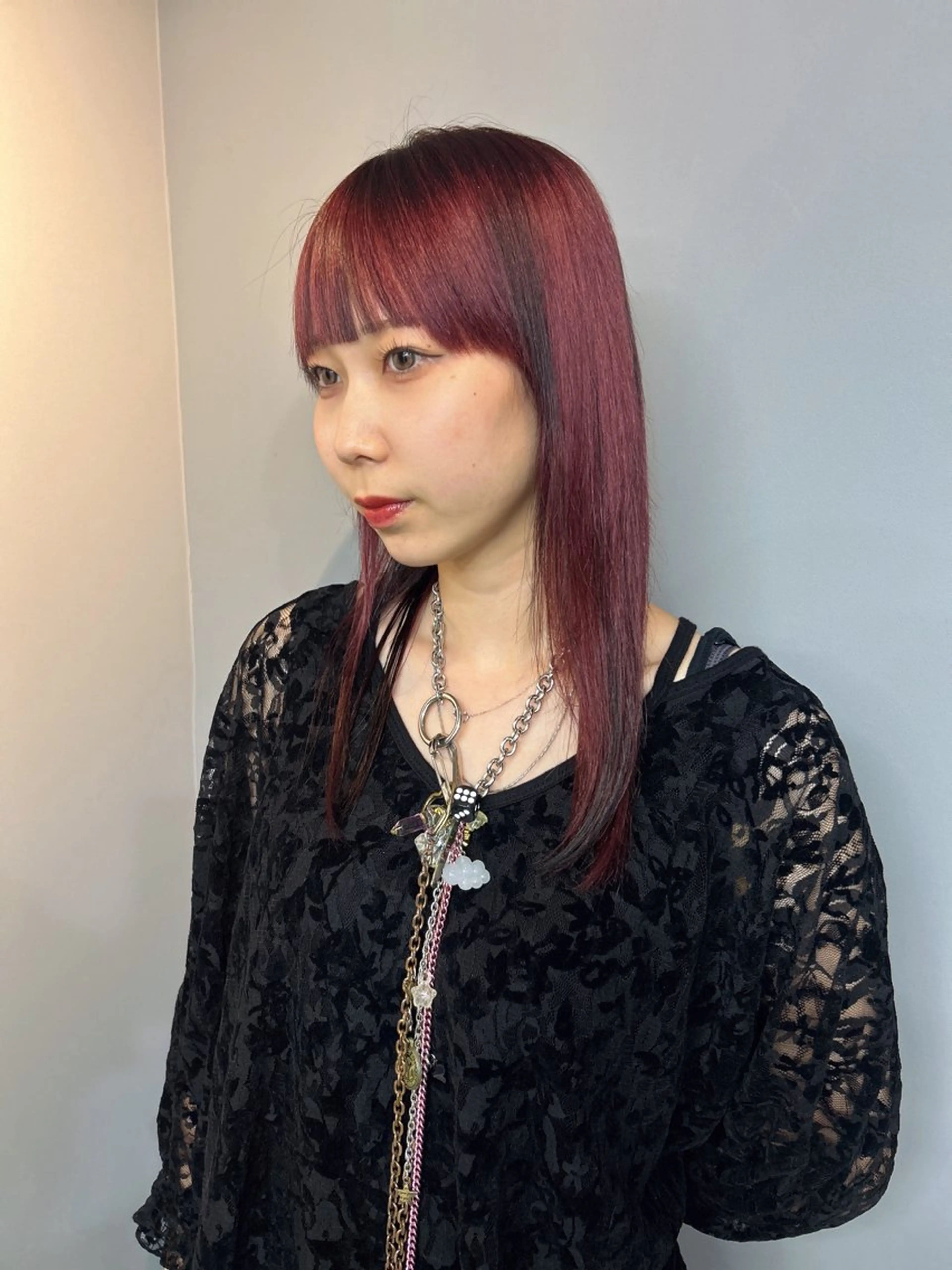 セミロング カラー ブリーチ ボルドーカラー ヘアカラー 江坂/ 上垣美月のヘアスタイル