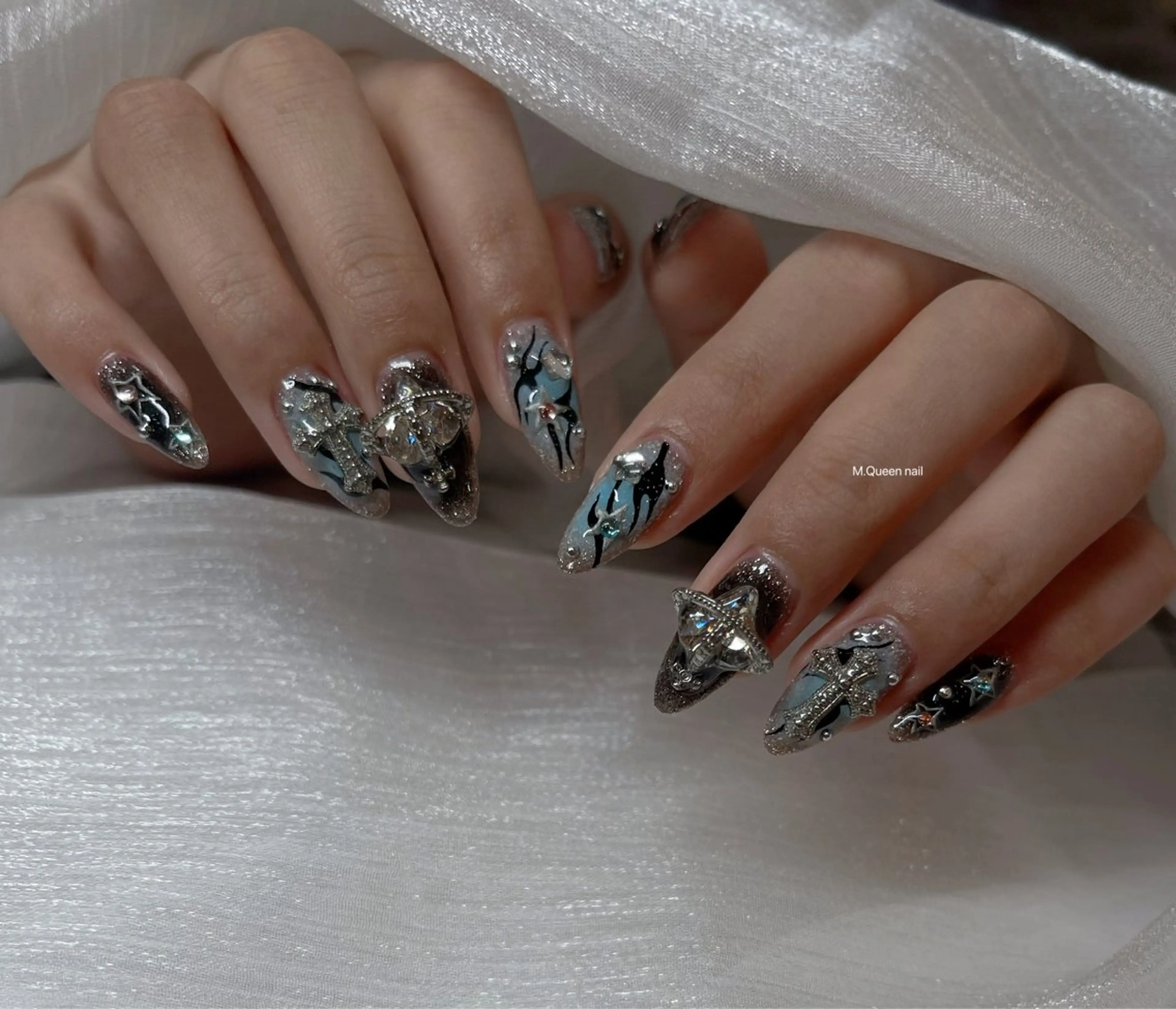 ネイル MQueen ネイルサロンマルのネイルデザイン