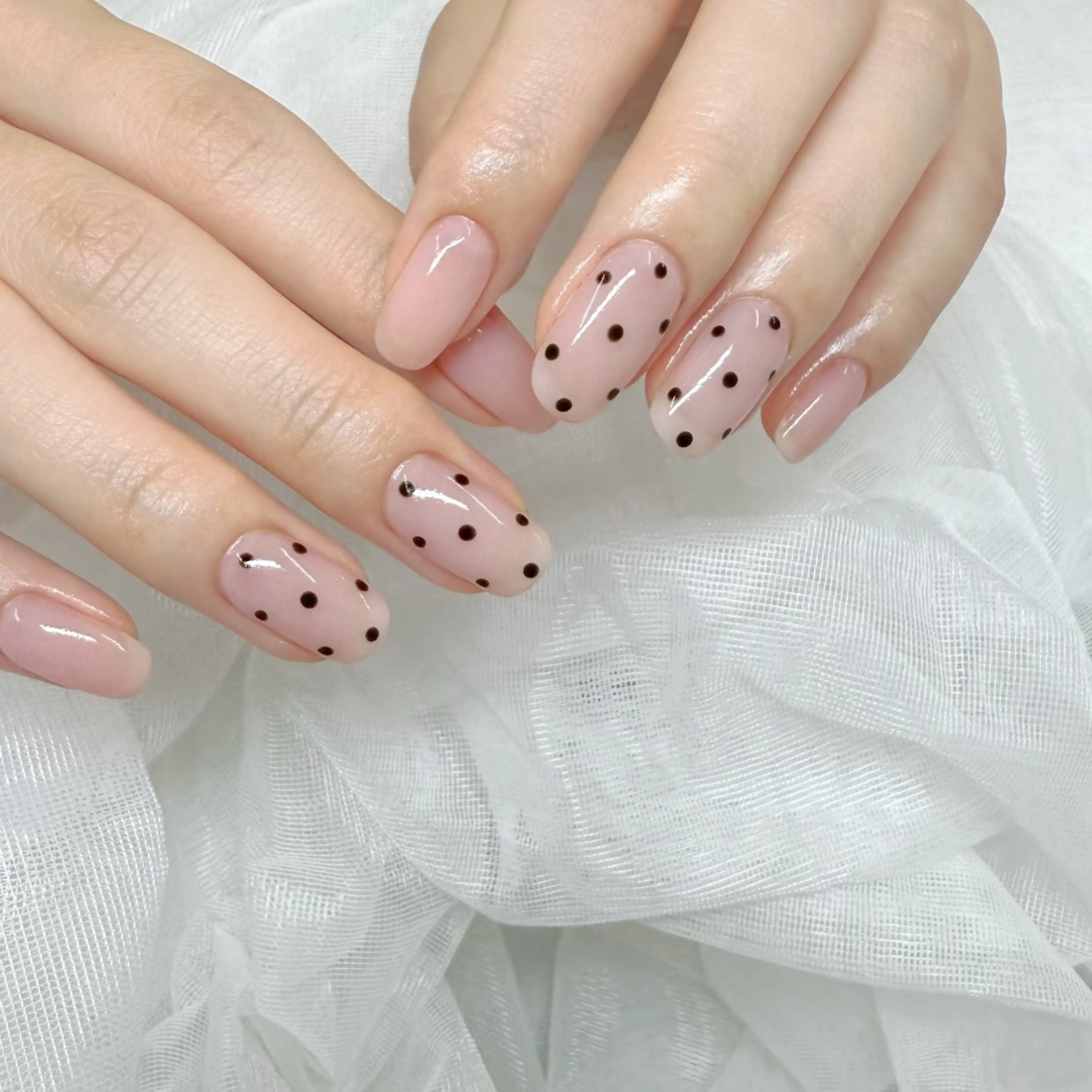 ネイル ドット オフィスネイル ワンカラーネイル シンプルネイル ハンドネイル Amie NAILのネイルデザイン