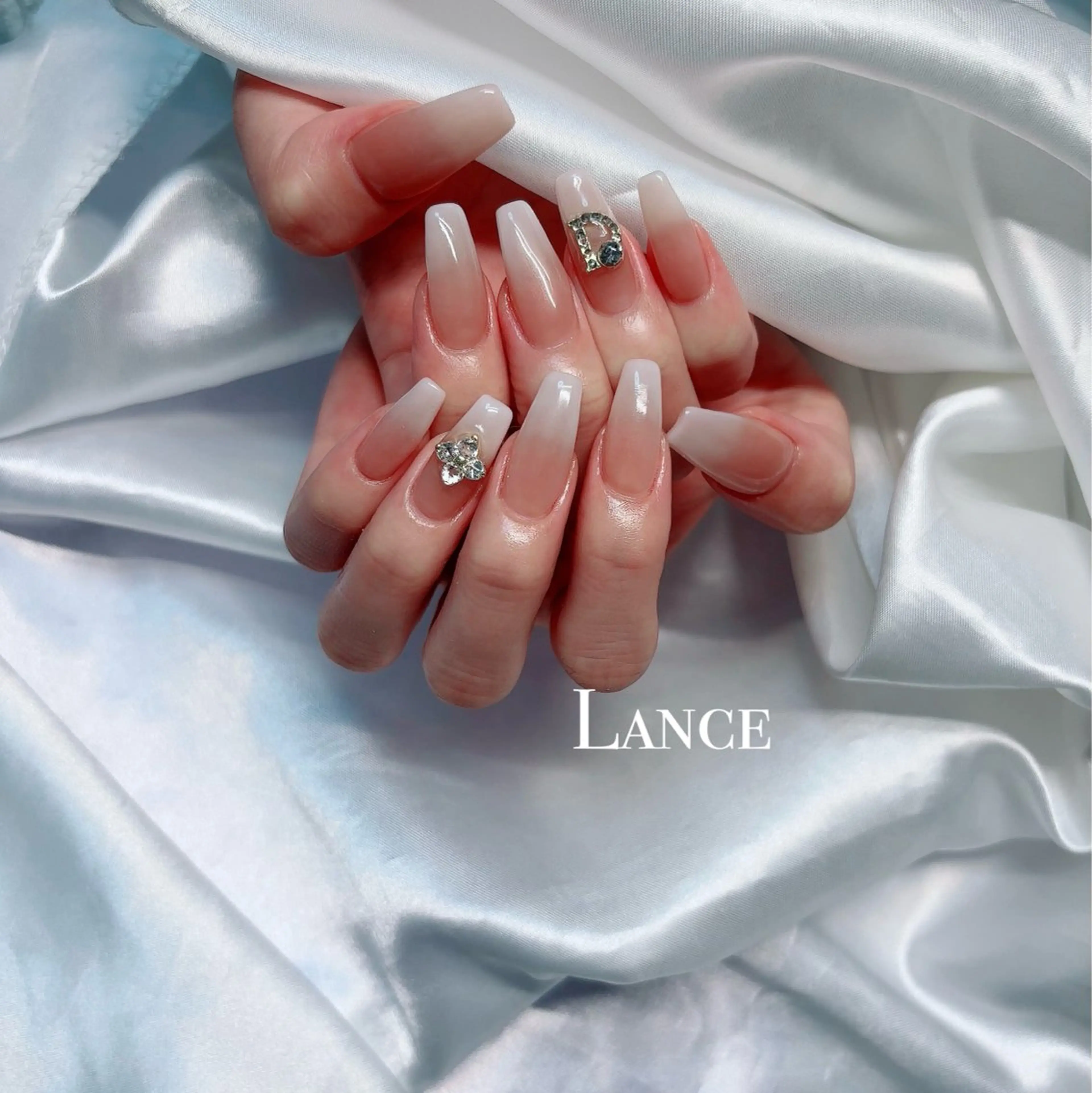 ネイル オーロラネイル ブルー フレンチネイル グラデーション 氷ネイル・うるうるネイル ハンドネイル Lance nailのネイルデザイン