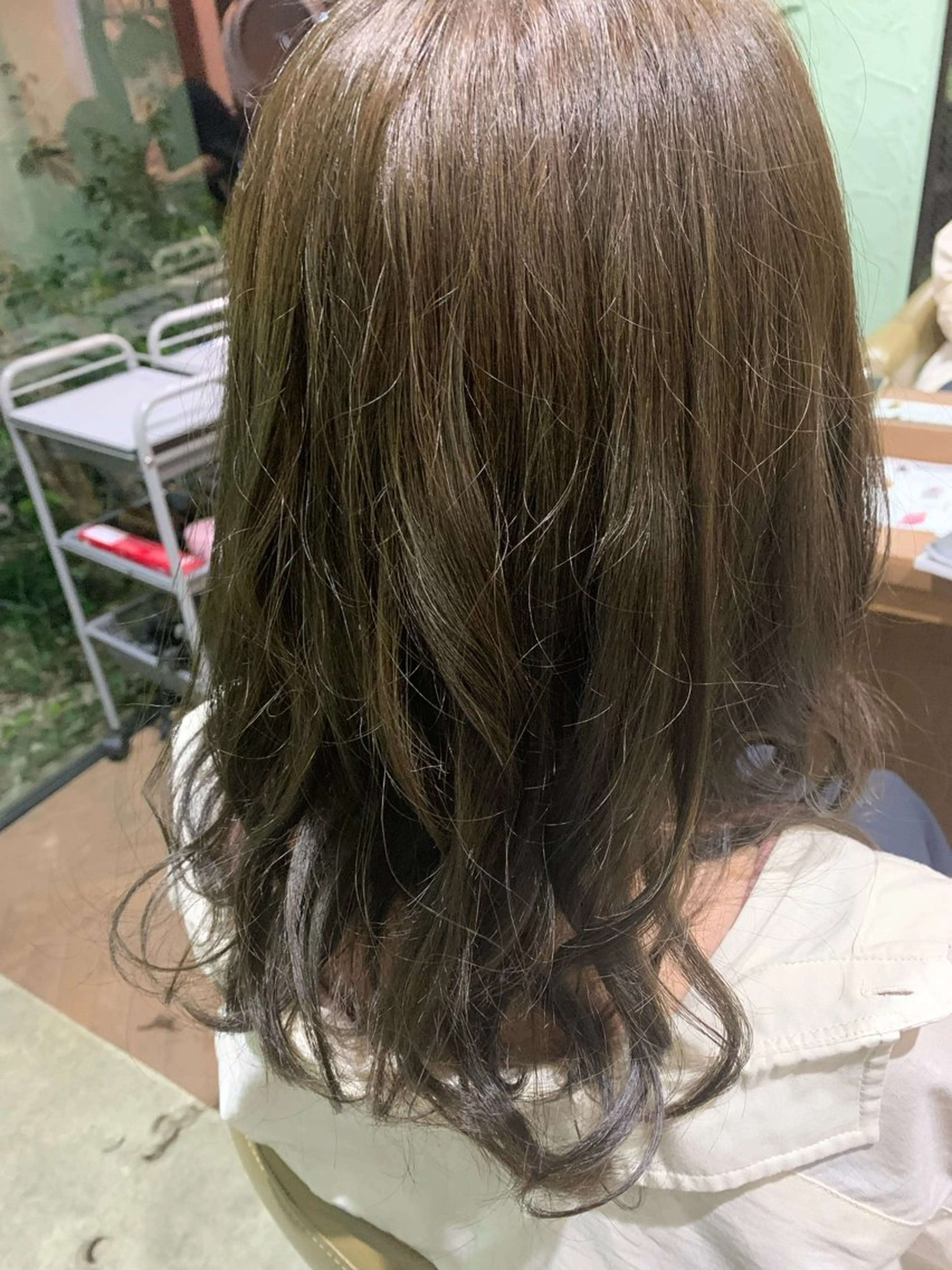 カラー ベージュカラー オリーブベージュ 礒谷 夏帆のヘアスタイル