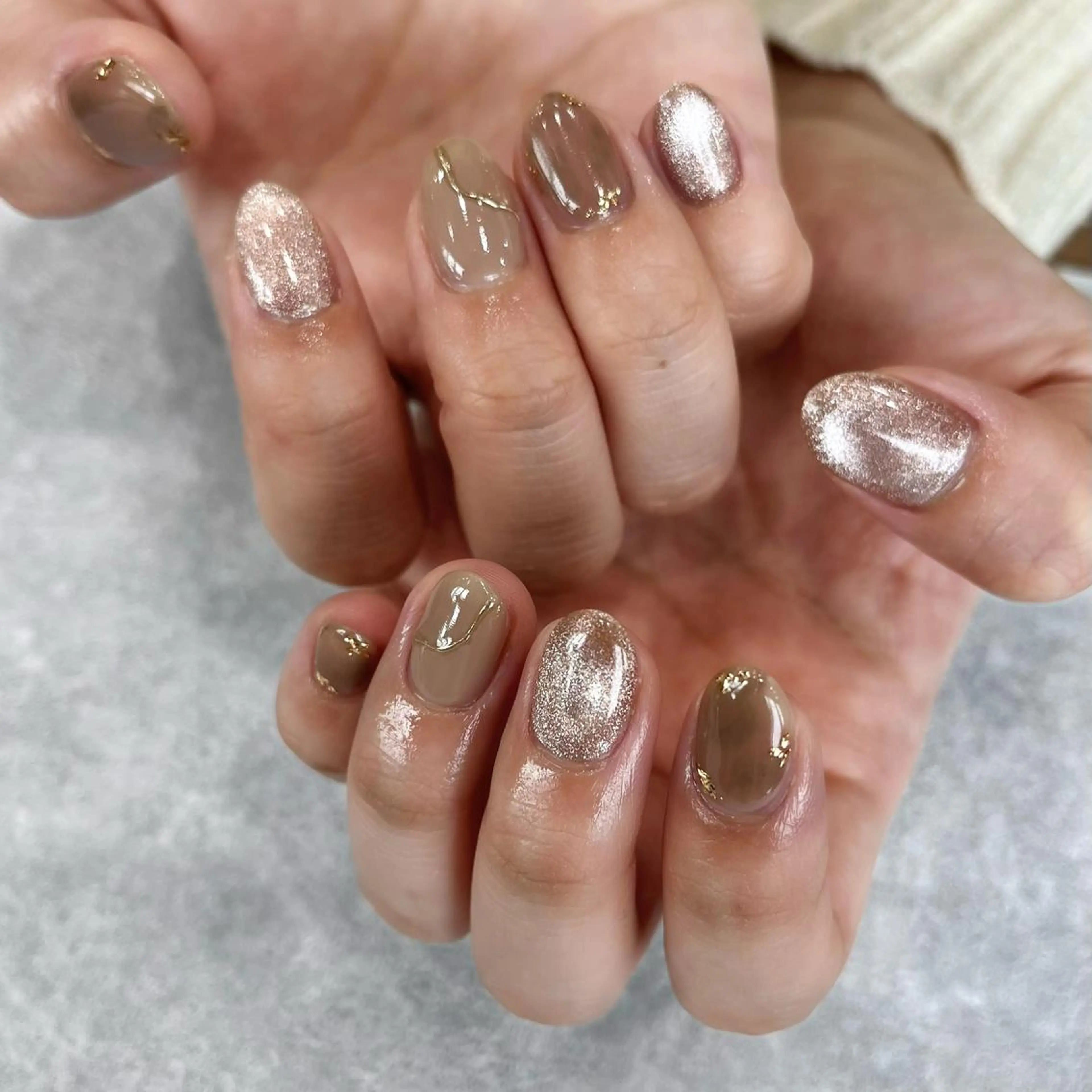 ネイル ブラウン ゴールド マグネットネイル ミラーネイル ニュアンスネイル ハンドネイル 阿部 ほのかのネイルデザイン