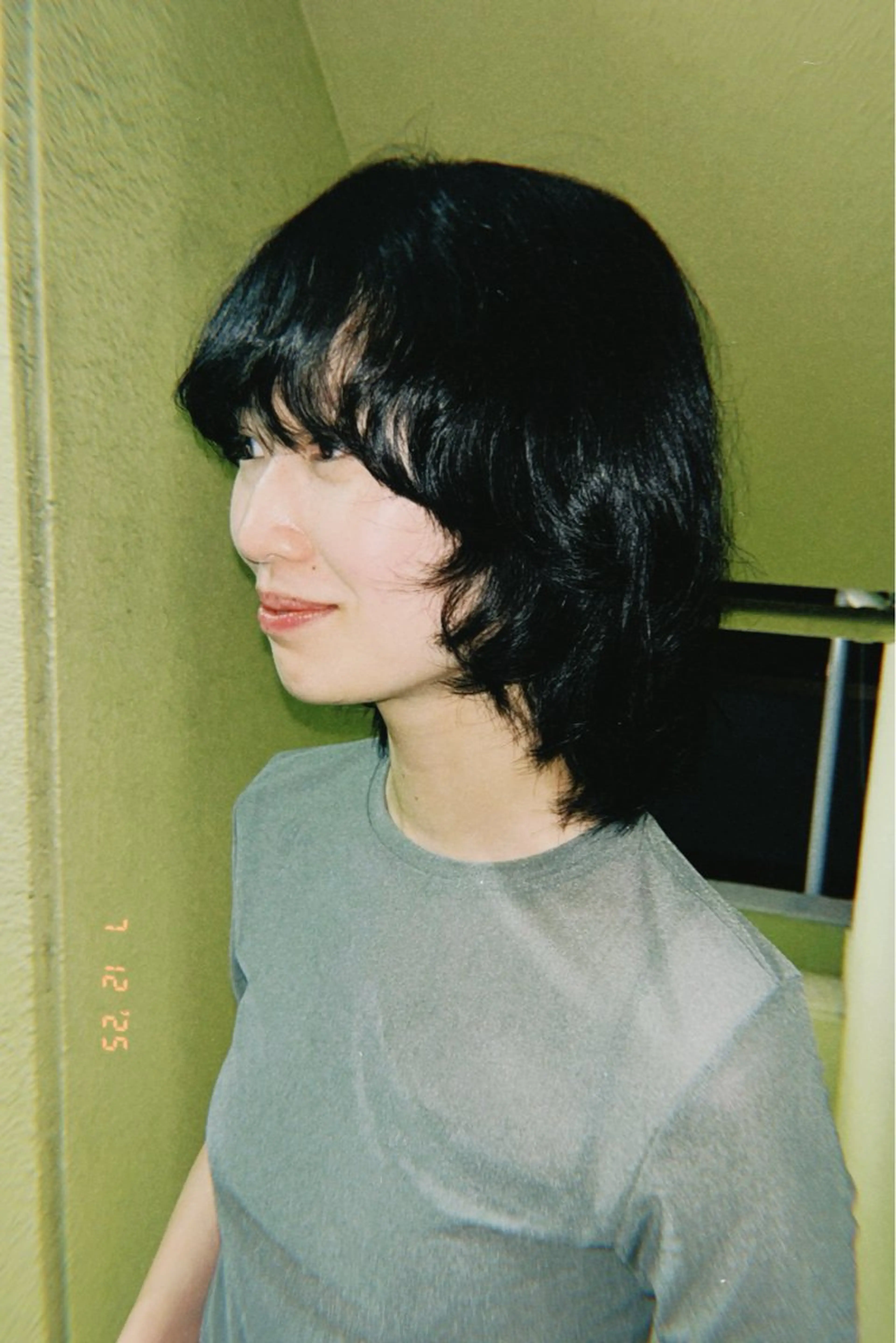 ミディアム カラー パーマ 黒髪 ブルーカラー ブルーブラック 透明感カラー ネイビーカラー ヘアカラー トリートメント くすみカラー/ パーマ/ろーれんのヘアスタイル