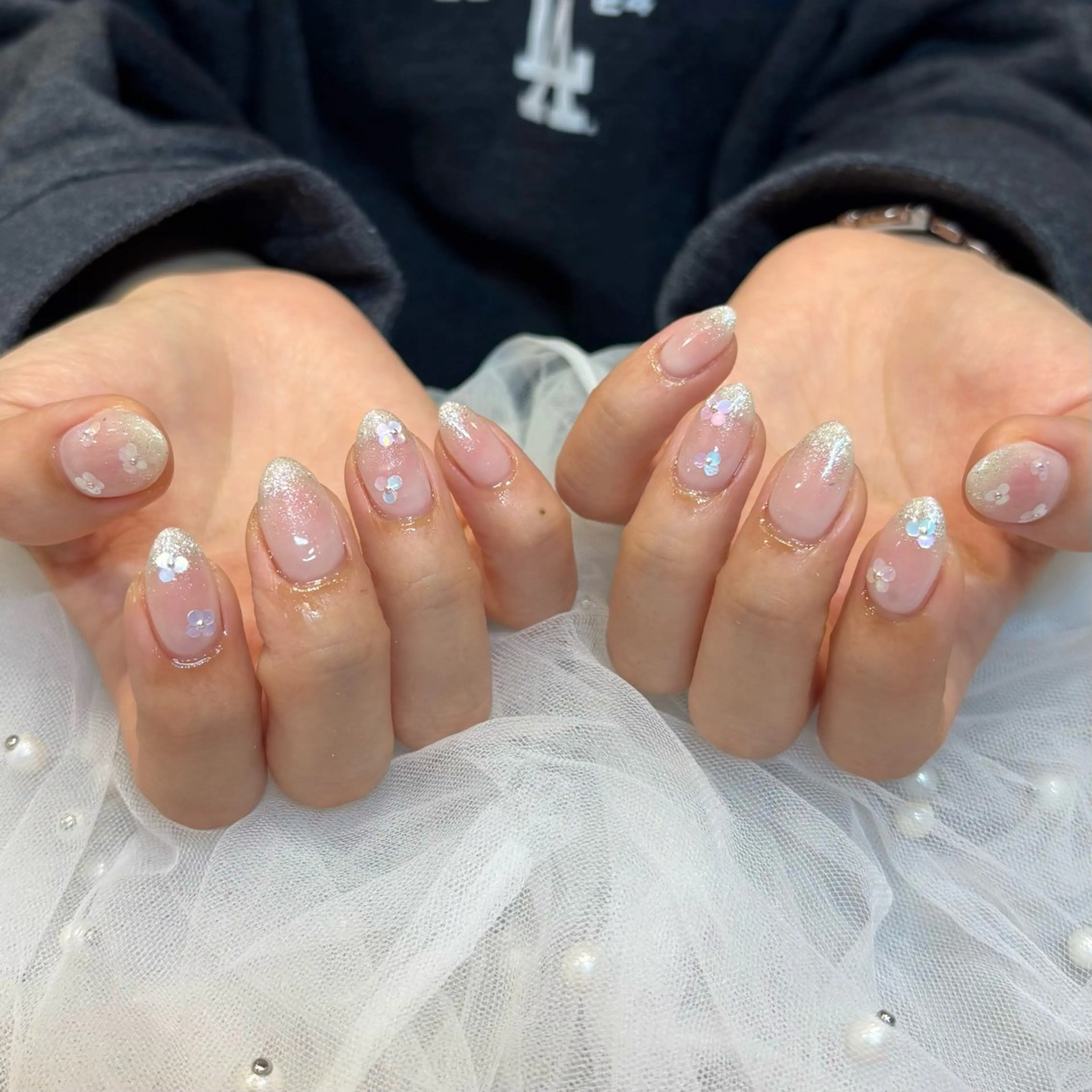 ネイル チークネイル フラワーネイル ラメ(グリッター) ラメグラデーション ハンドネイル 荒巻 めいのネイルデザイン