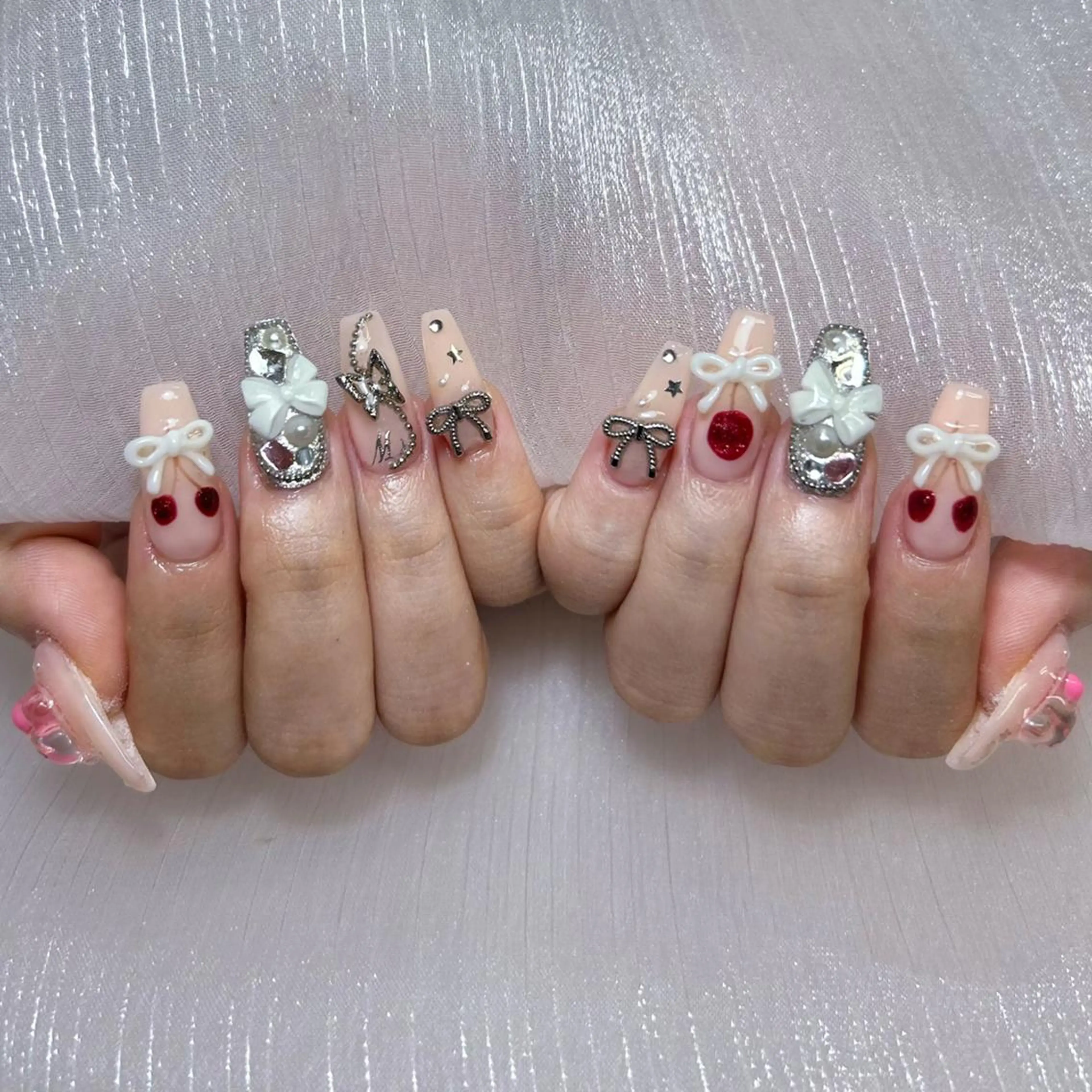 ネイル アートネイル オーロラネイル ガーリー キラキラネイル マグネットネイル ハンドネイル DIAMOND 💅のネイルデザイン