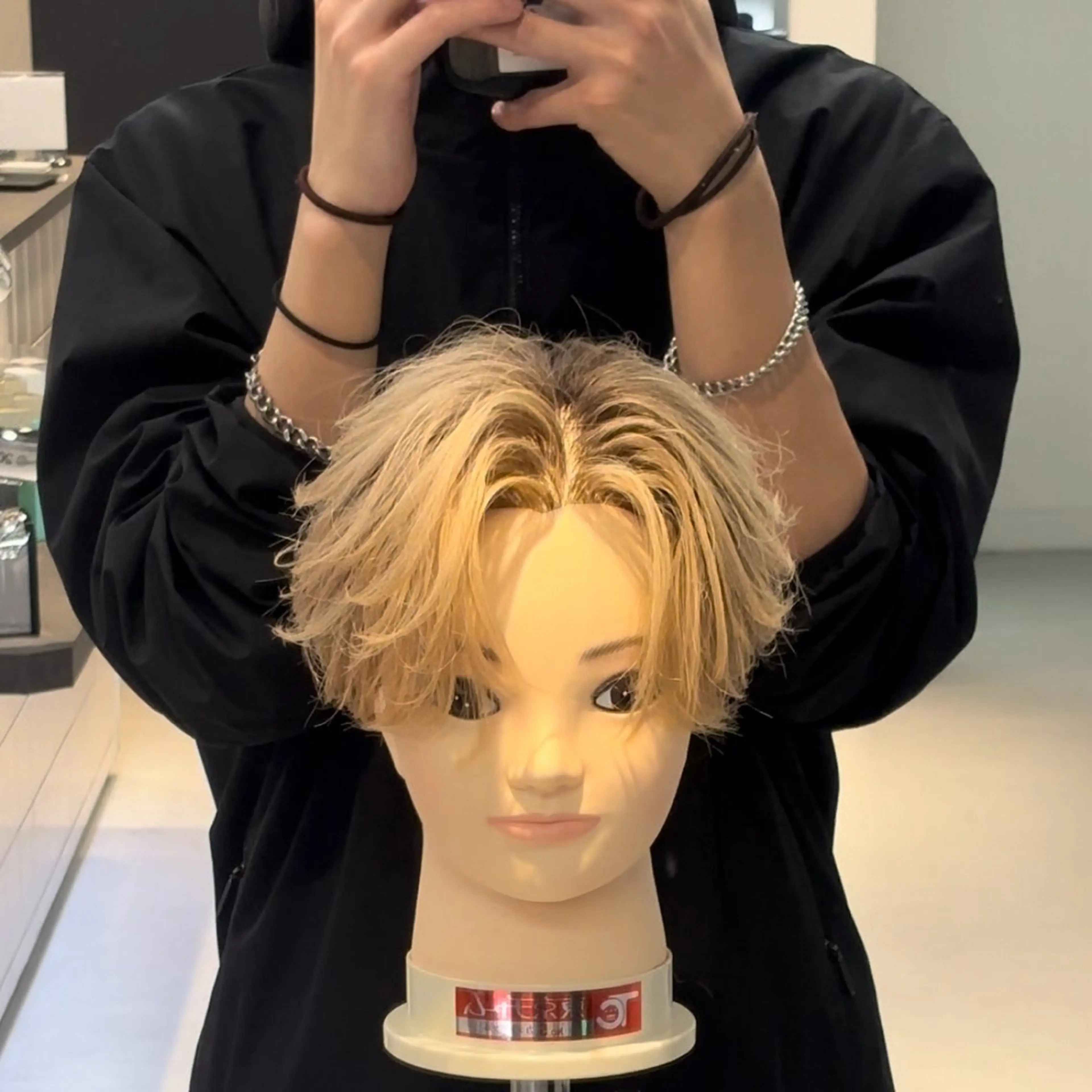 ミディアム カラー メンズ メンズブリーチ メンズハイトーン ブリーチ ハイトーンカラー カット ヘアカラー トリートメント 渋谷✨メンズ特価✨ 泉　龍之介のヘアスタイル