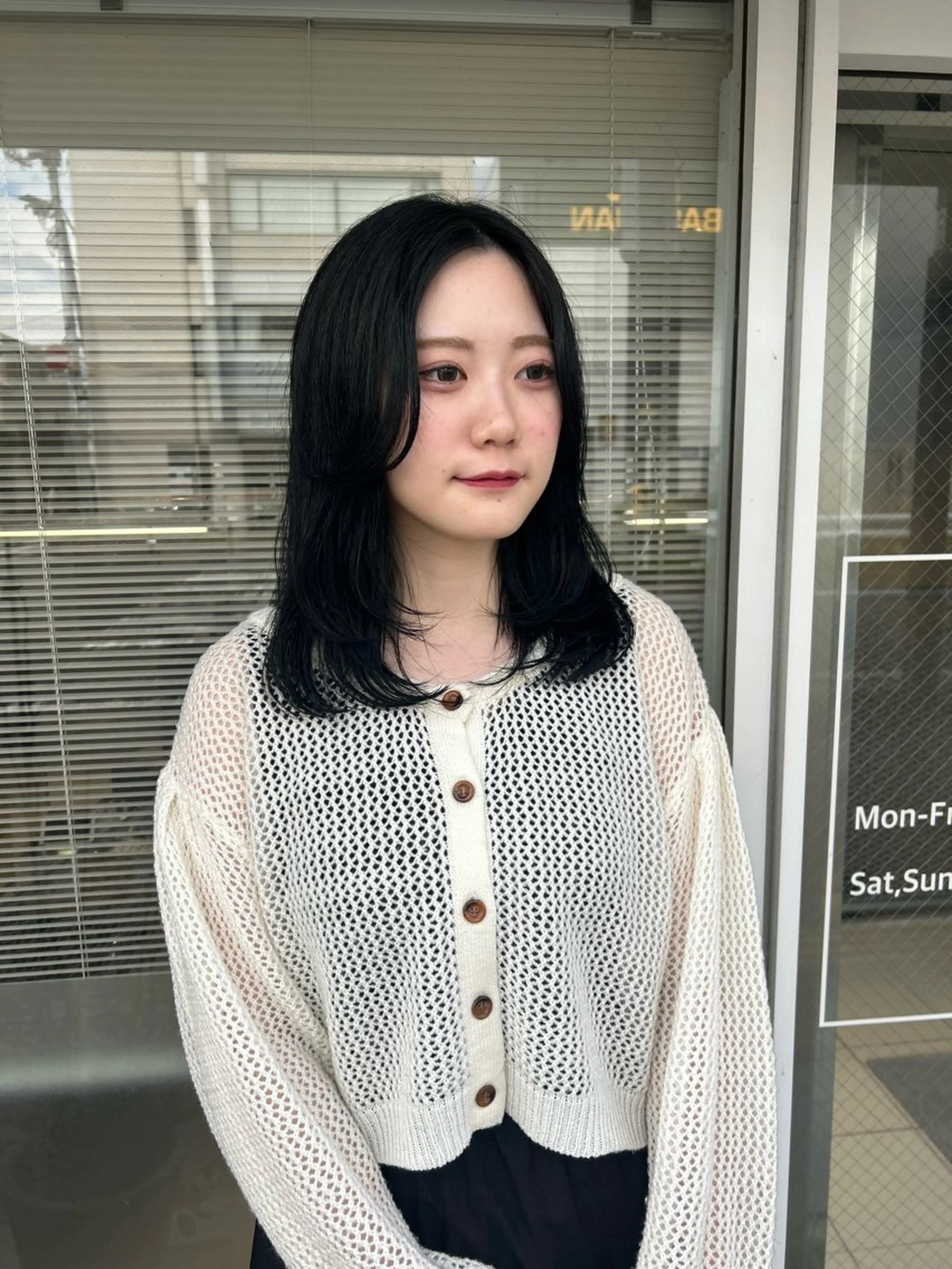 ミディアム カラー 黒髪 ブルーカラー ブルーブラック レイヤーカット カット ヘアカラー トリートメント 透明感カラー🫧 nanohaのヘアスタイル