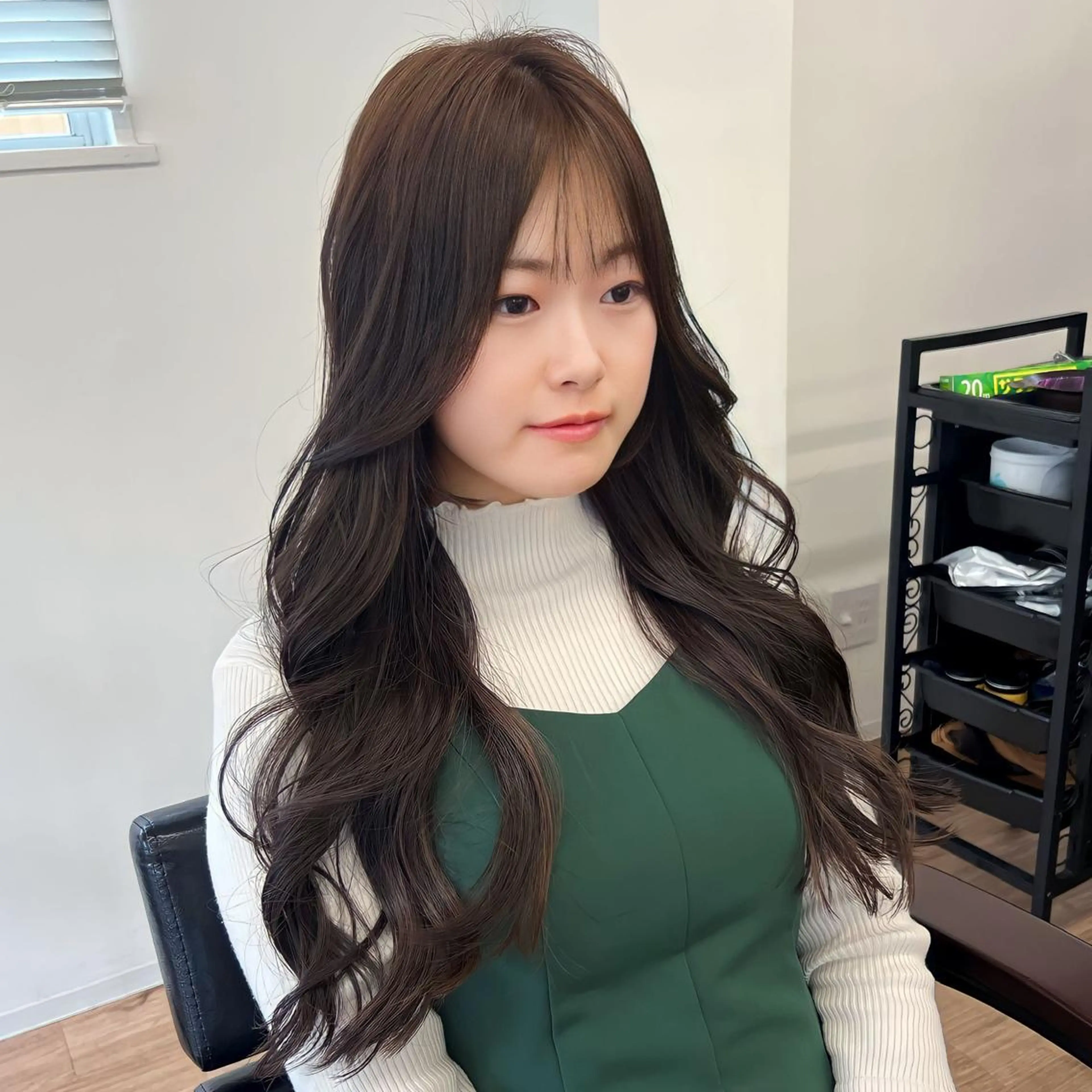 セミロング カラー パーマ ヘアアレンジ メンズ キッズ ネイル マツエク・マツパ アイブロウ メンズインナーカラー メンズ韓国風 黒髪 ブルーカラー ブルーブラック 武田涼レイヤーカット 髪質改善×縮毛矯正のヘアスタイル