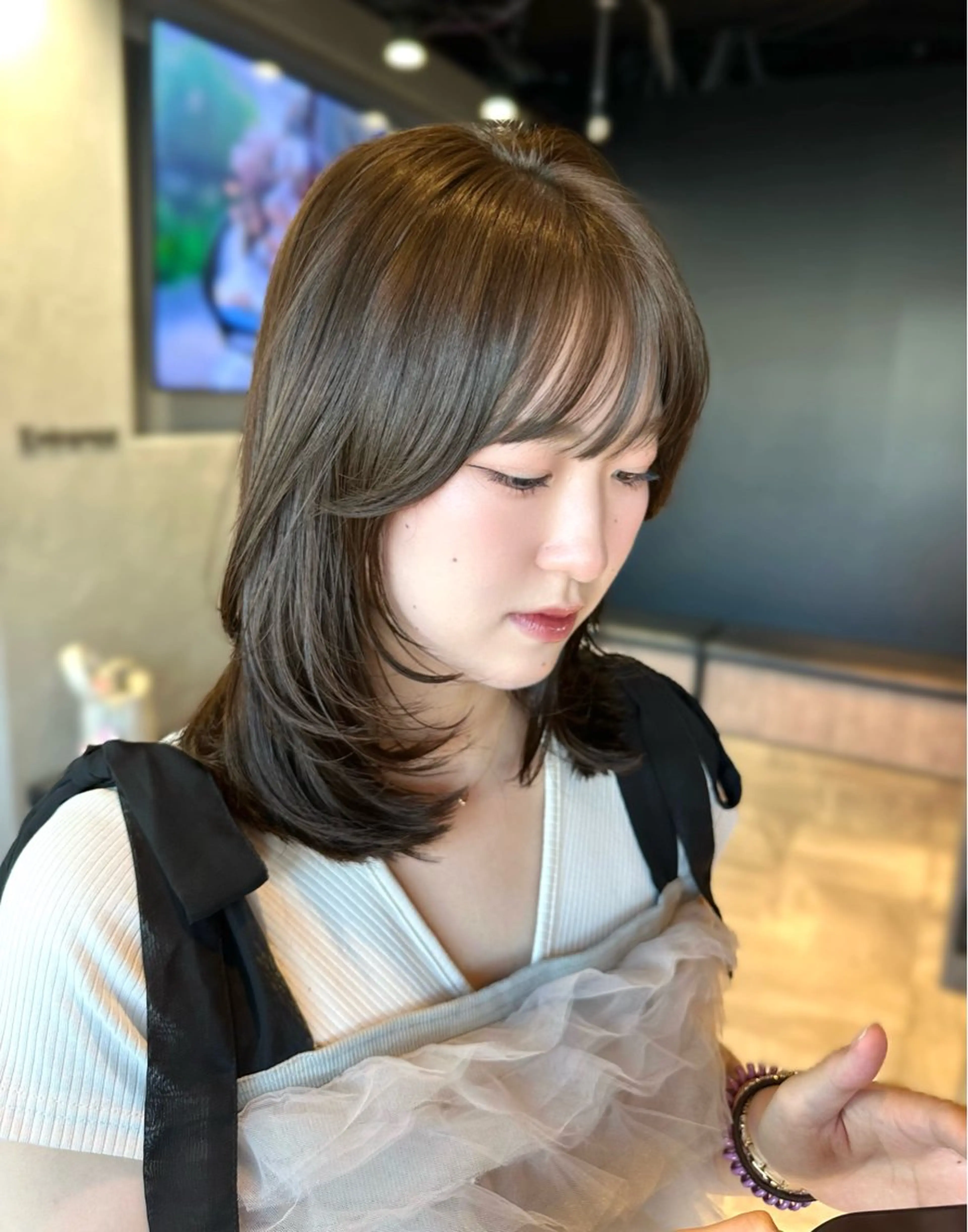 ミディアム カラー ミディアムレイヤー ベージュカラー オリーブベージュ レイヤーカット 盛れる顔周り /透明感/かりん🎀のヘアスタイル