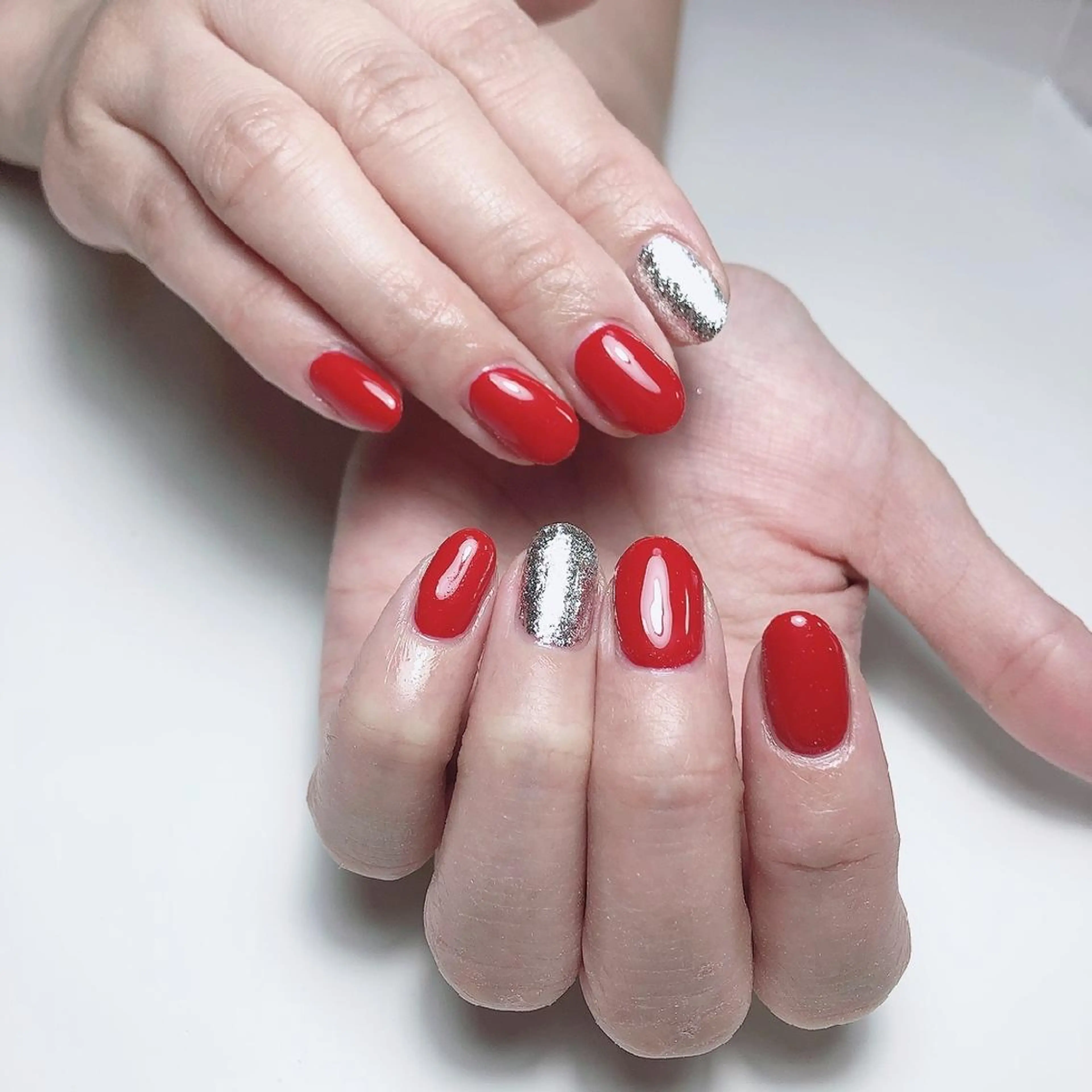 ショート ネイル 赤色 ☺︎山部 志麻☺︎のネイルデザイン