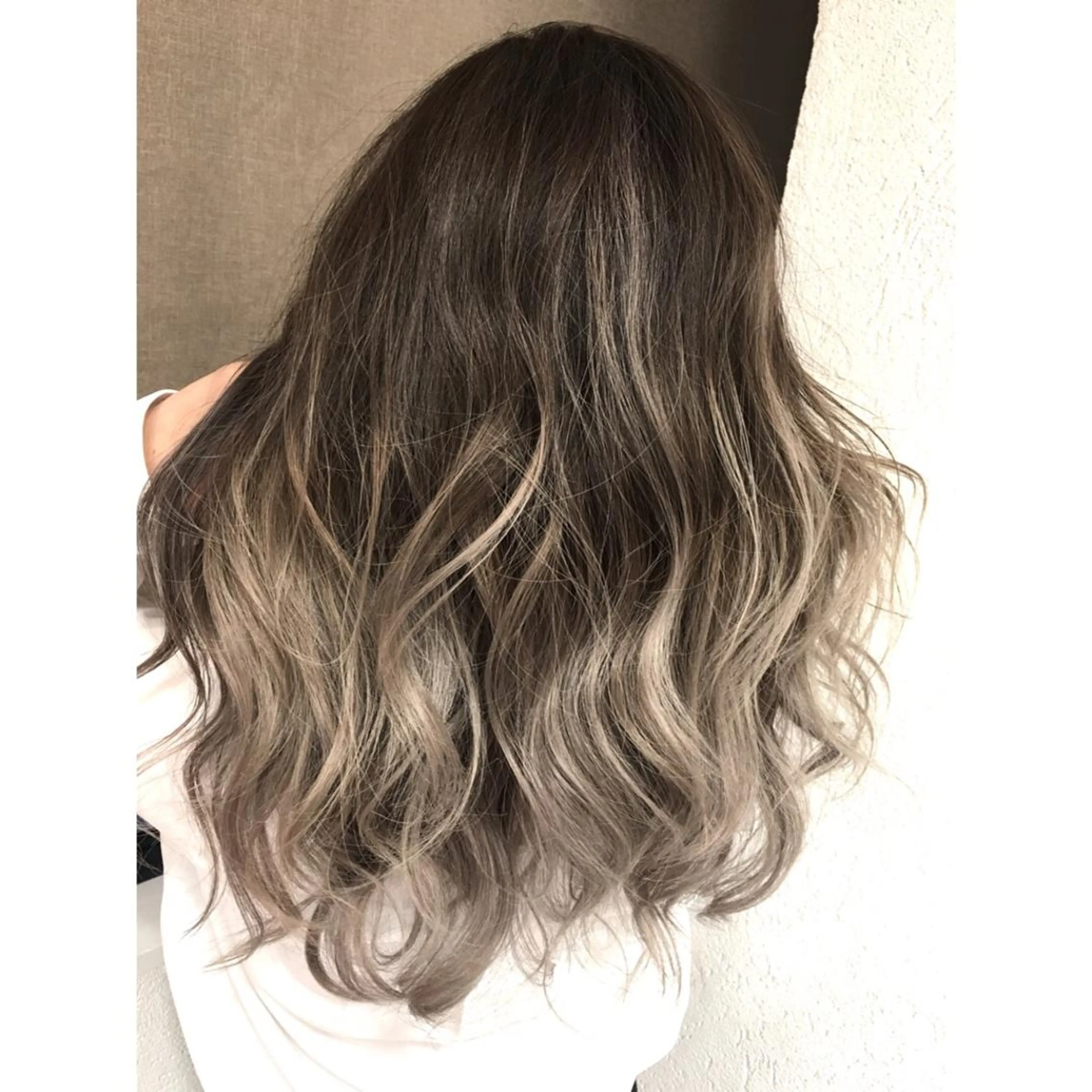 セミロング カラー バレイヤージュ ベージュカラー レイヤーカット ヘアカラー トリートメント 井上 一平のヘアスタイル