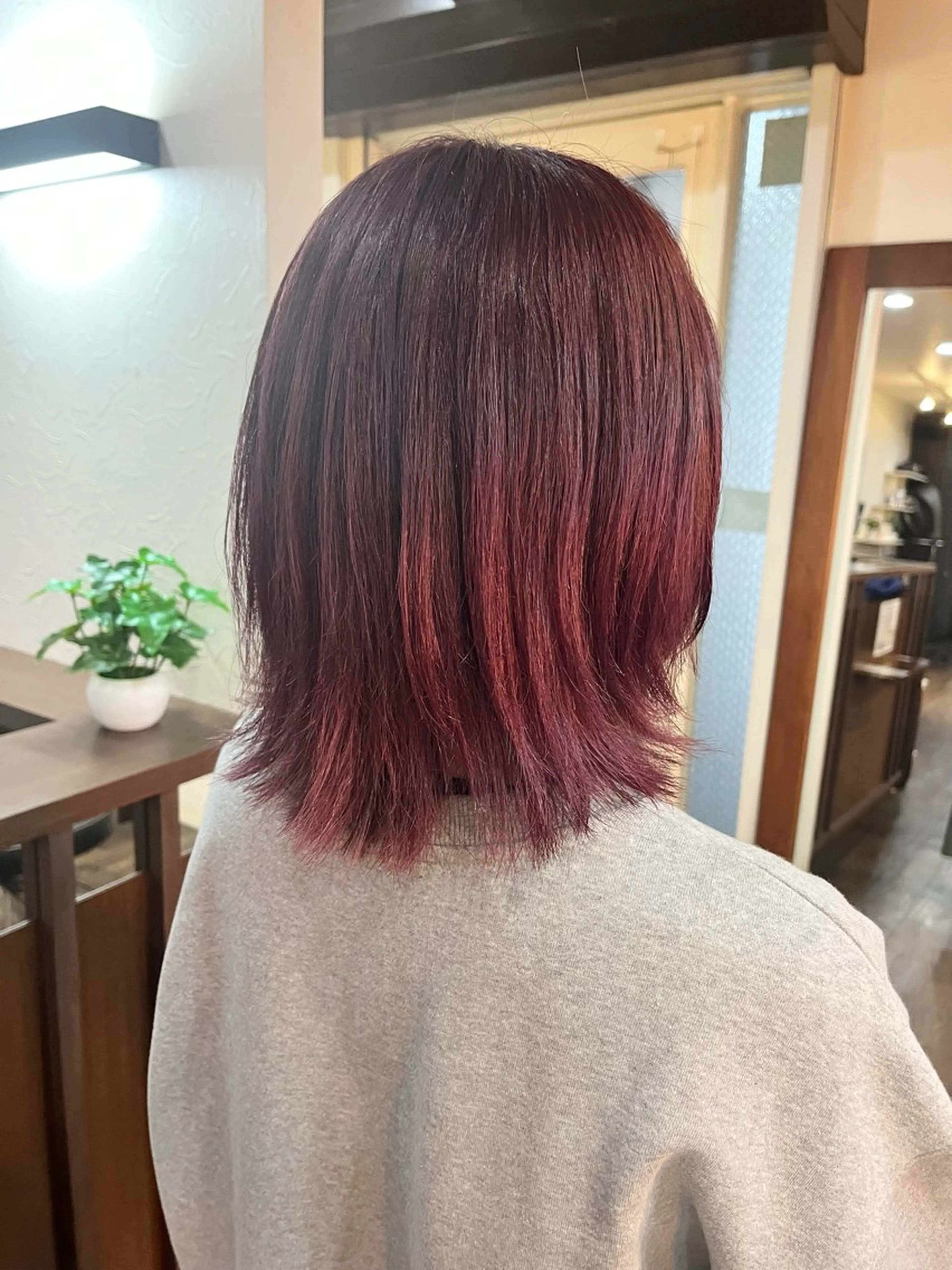 ミディアム トモタニ ミオのヘアスタイル