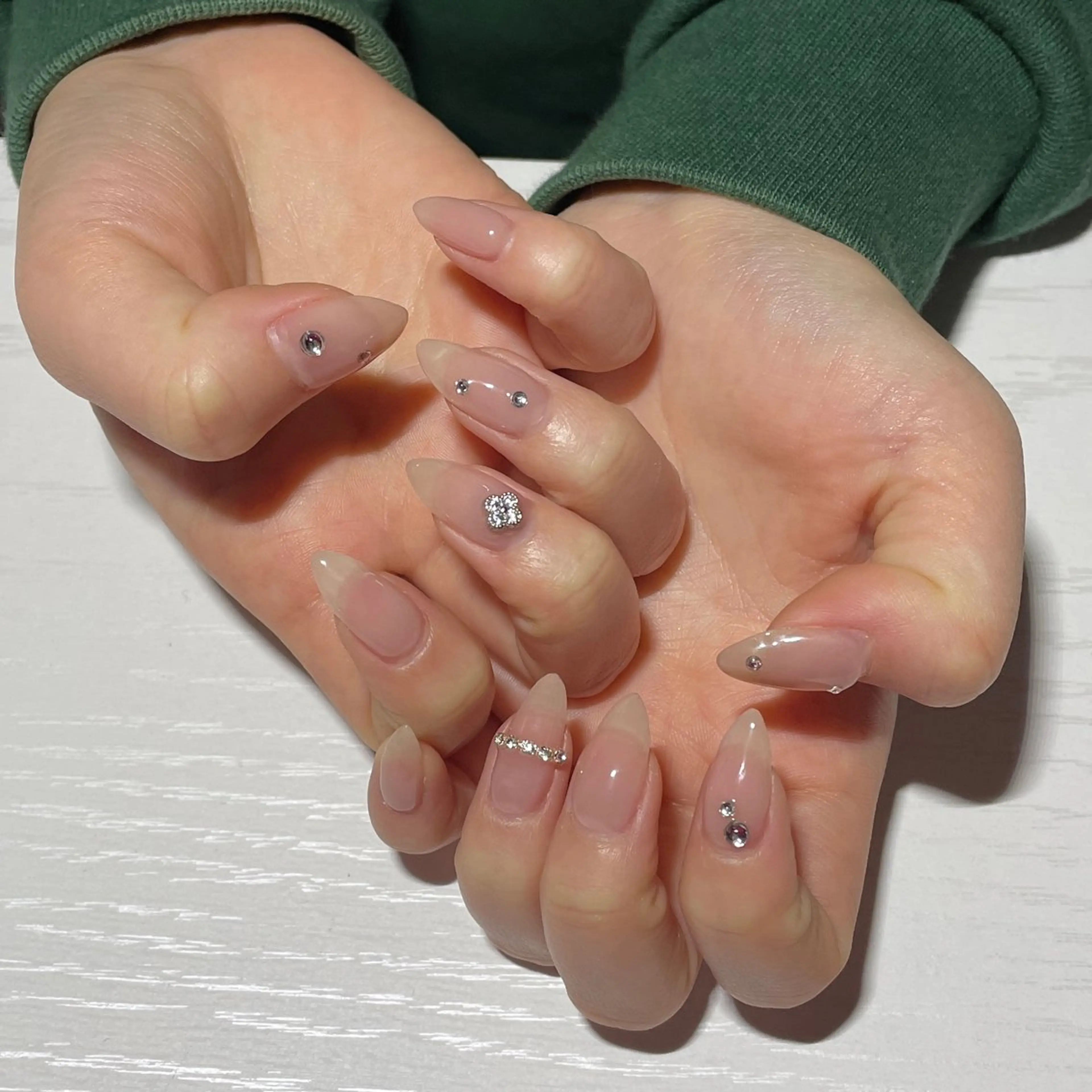 ネイル ワンカラーネイル ピンク ピンクベージュ ストーンネイル ハンドネイル LUNI（シェアサロンHeartSpace内）所属・LUNI 久屋大通 ˚✧₊⁎/ yuriのネイルデザイン