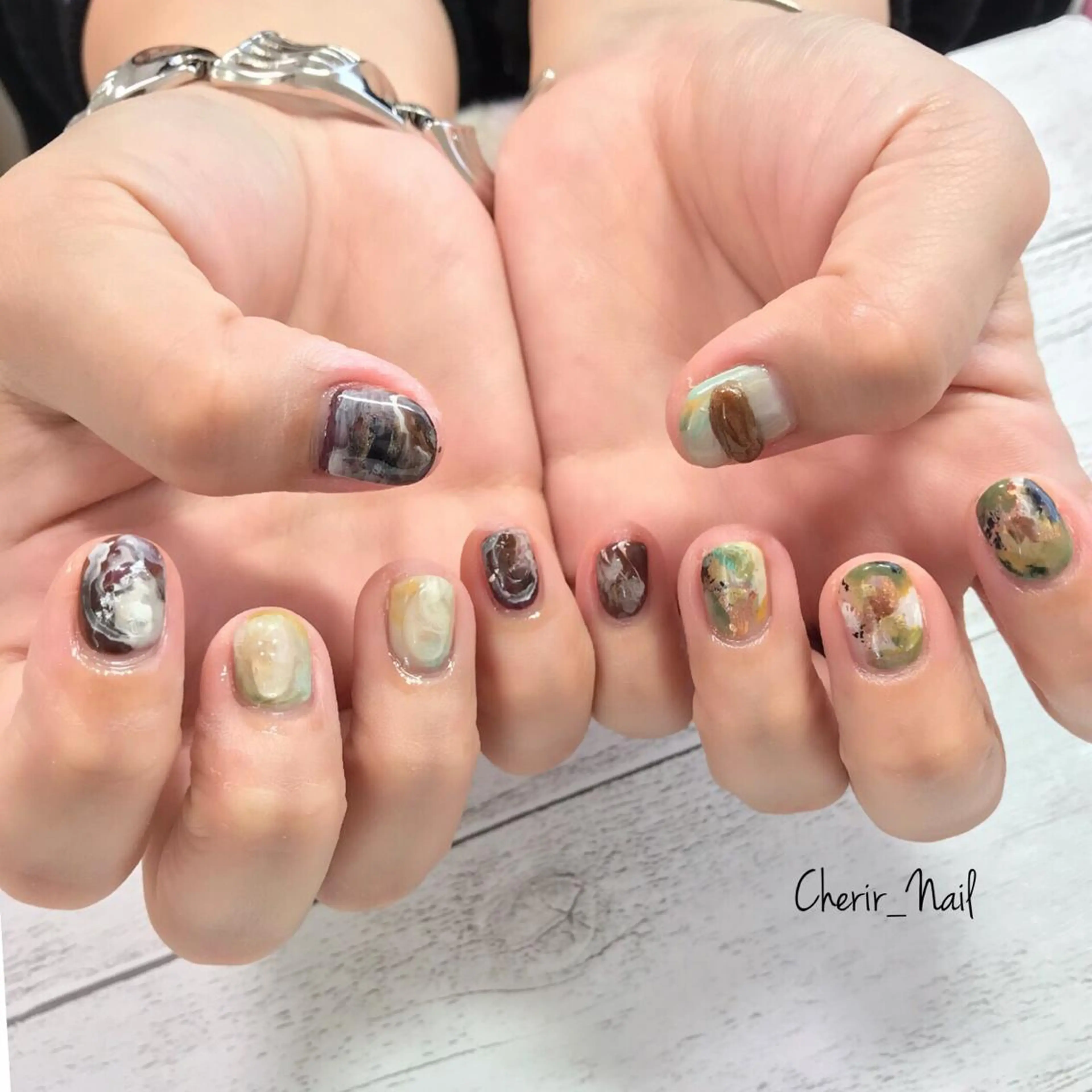 ネイル アートネイル ブラウン グリーン ニュアンスネイル ワンカラーネイル Cherirnail kaoriのネイルデザイン