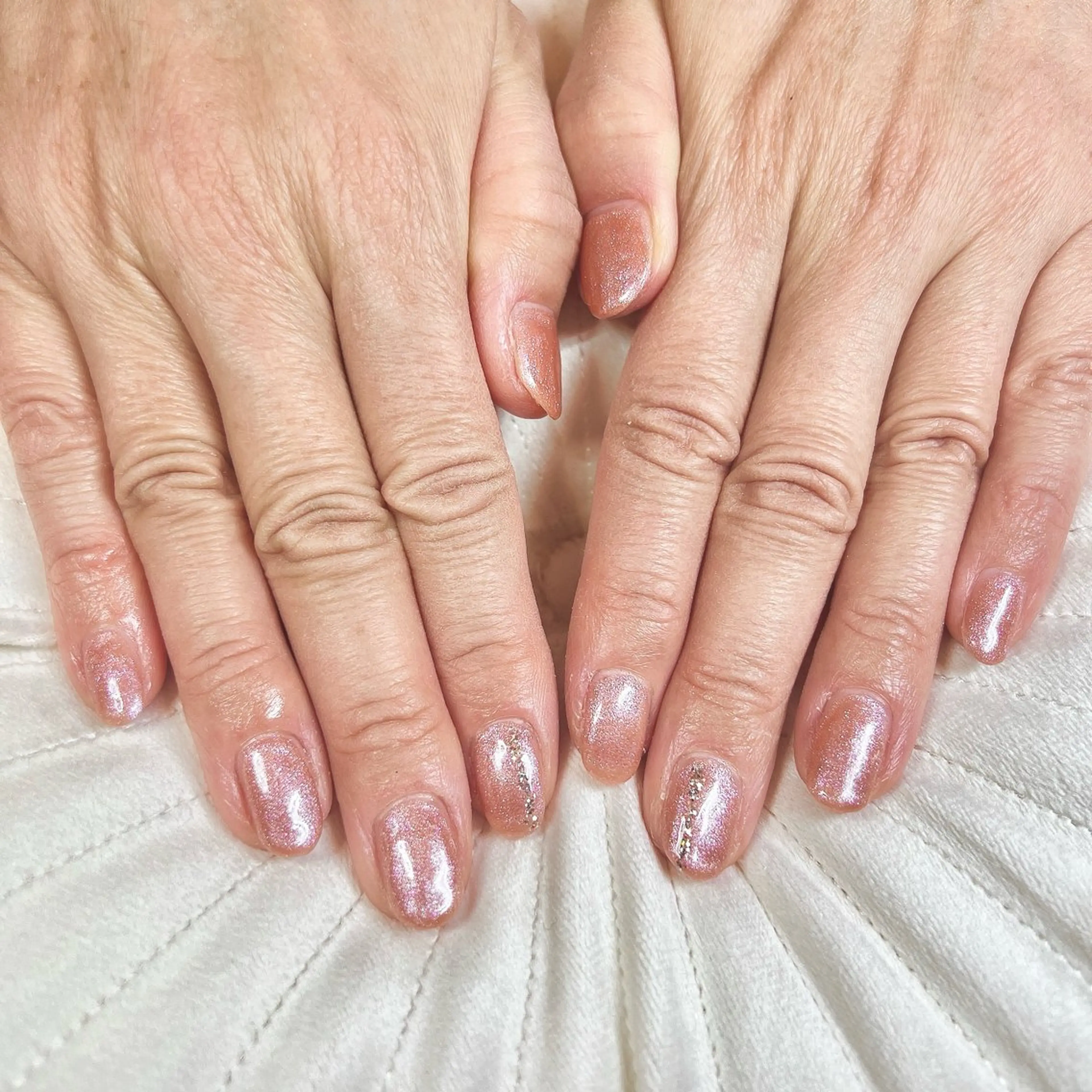 ネイル ワンカラーネイル ハンドネイル キャンアイドレッシー六本木店所属・MIKA／耳ツボ ／マグネットネイルのネイルデザイン