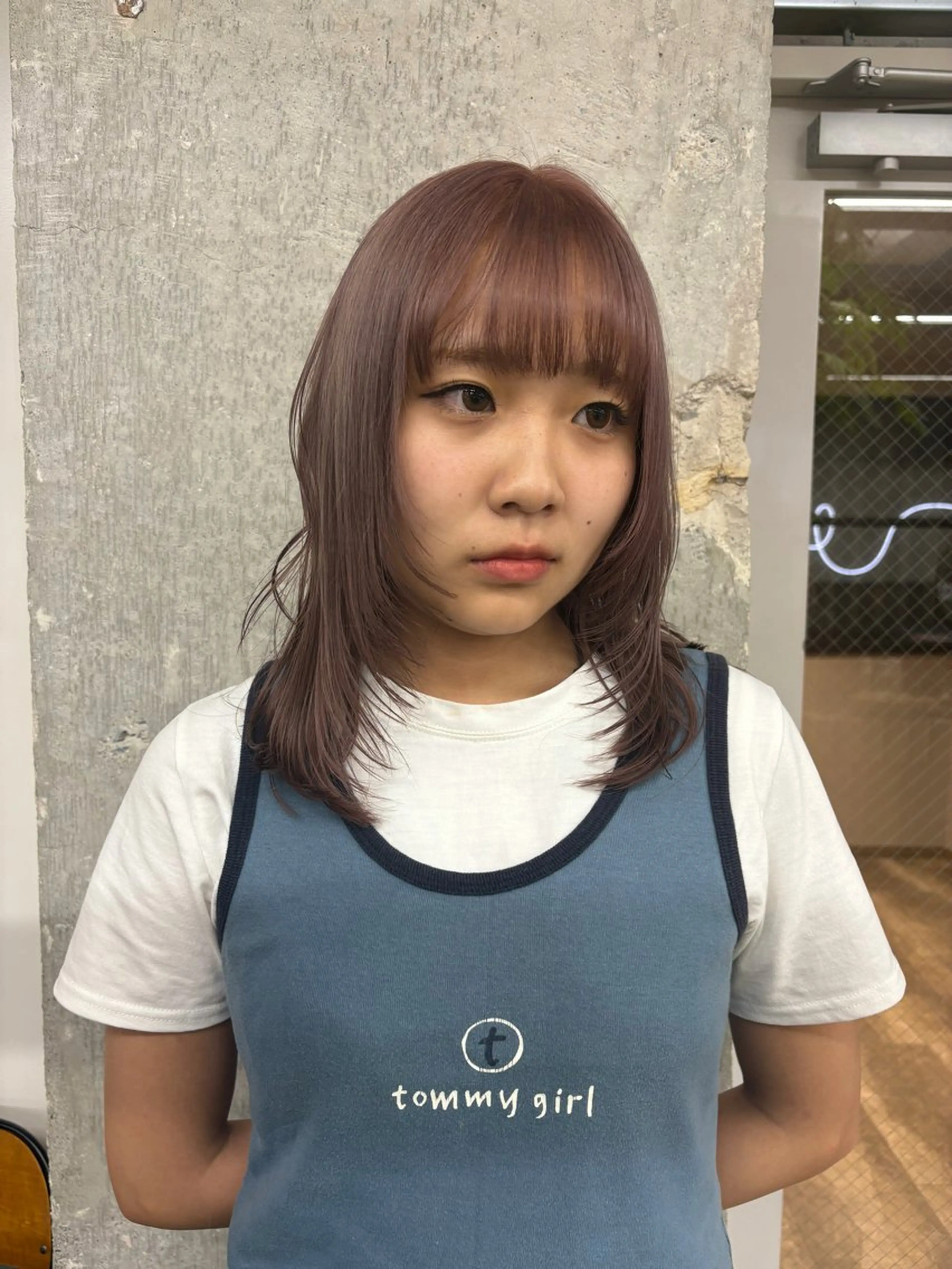 ミディアム カラー 愛加パーマ・レイヤー ・ピンクカラーのヘアスタイル