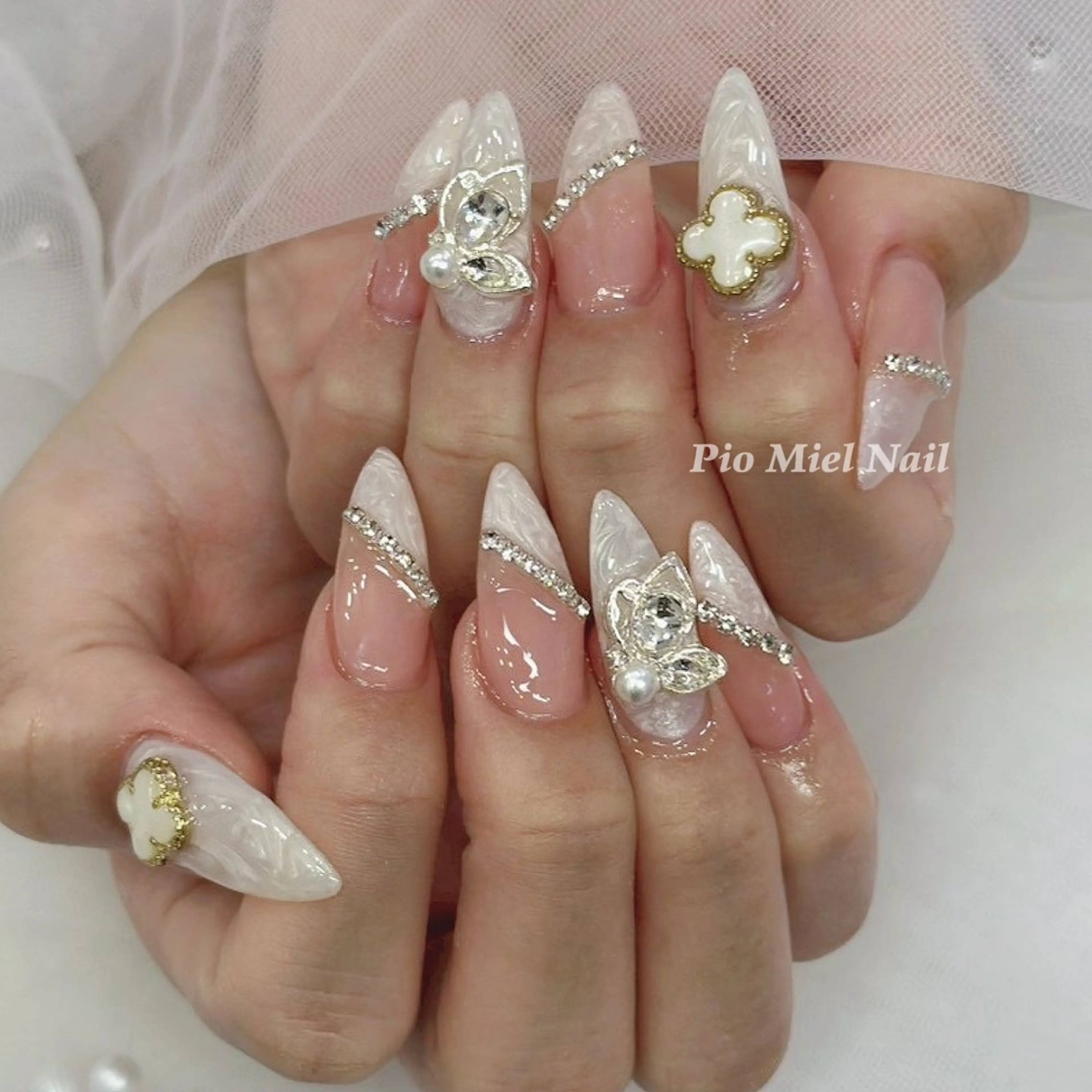 セミロング 韓国風ヘア ハンドネイル Pio Mielのネイルデザイン