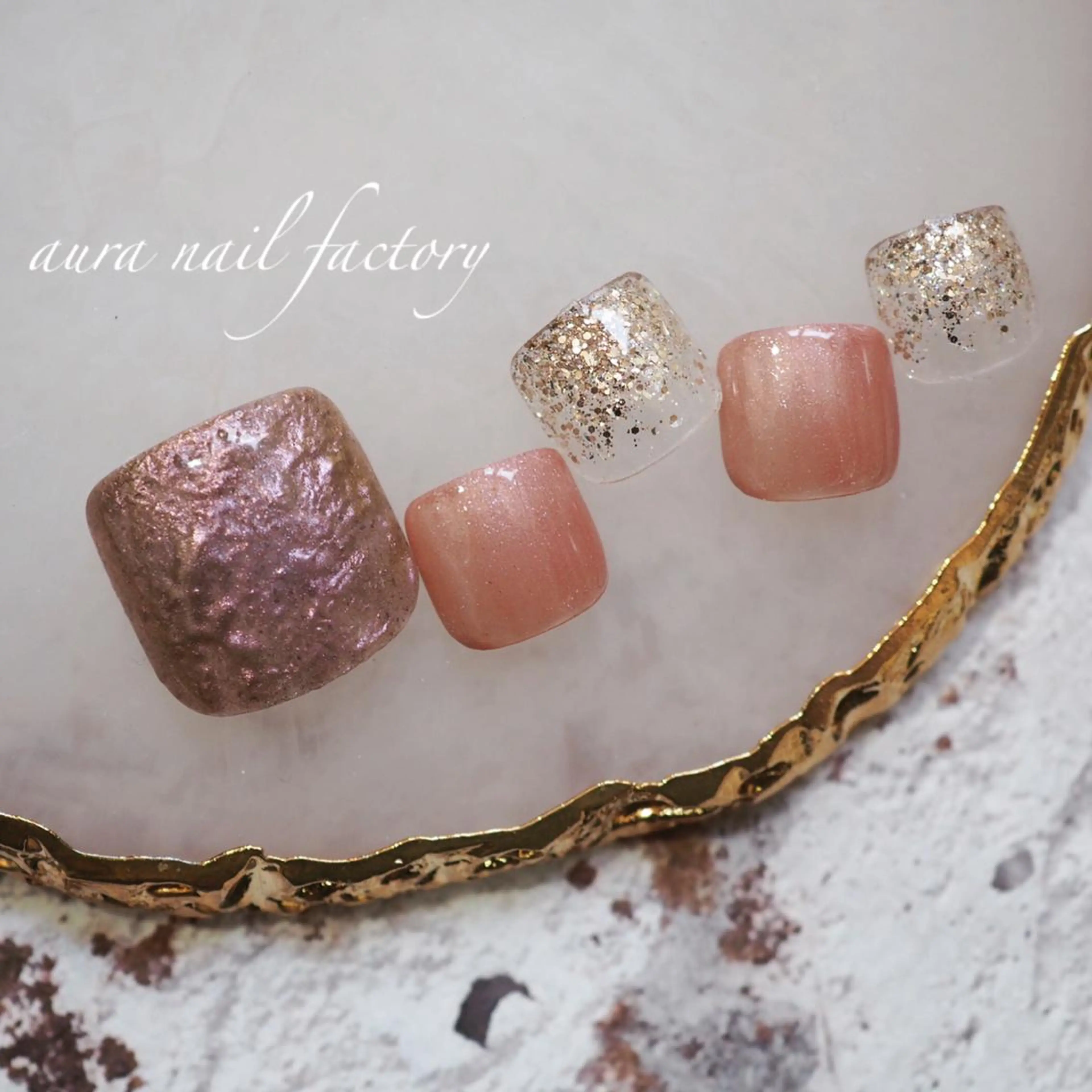 ショート カラー ネイル フットネイル ニュアンスネイル 赤色 シンプルネイル 赤羽　アウラ ネイルファクトリーのネイルデザイン