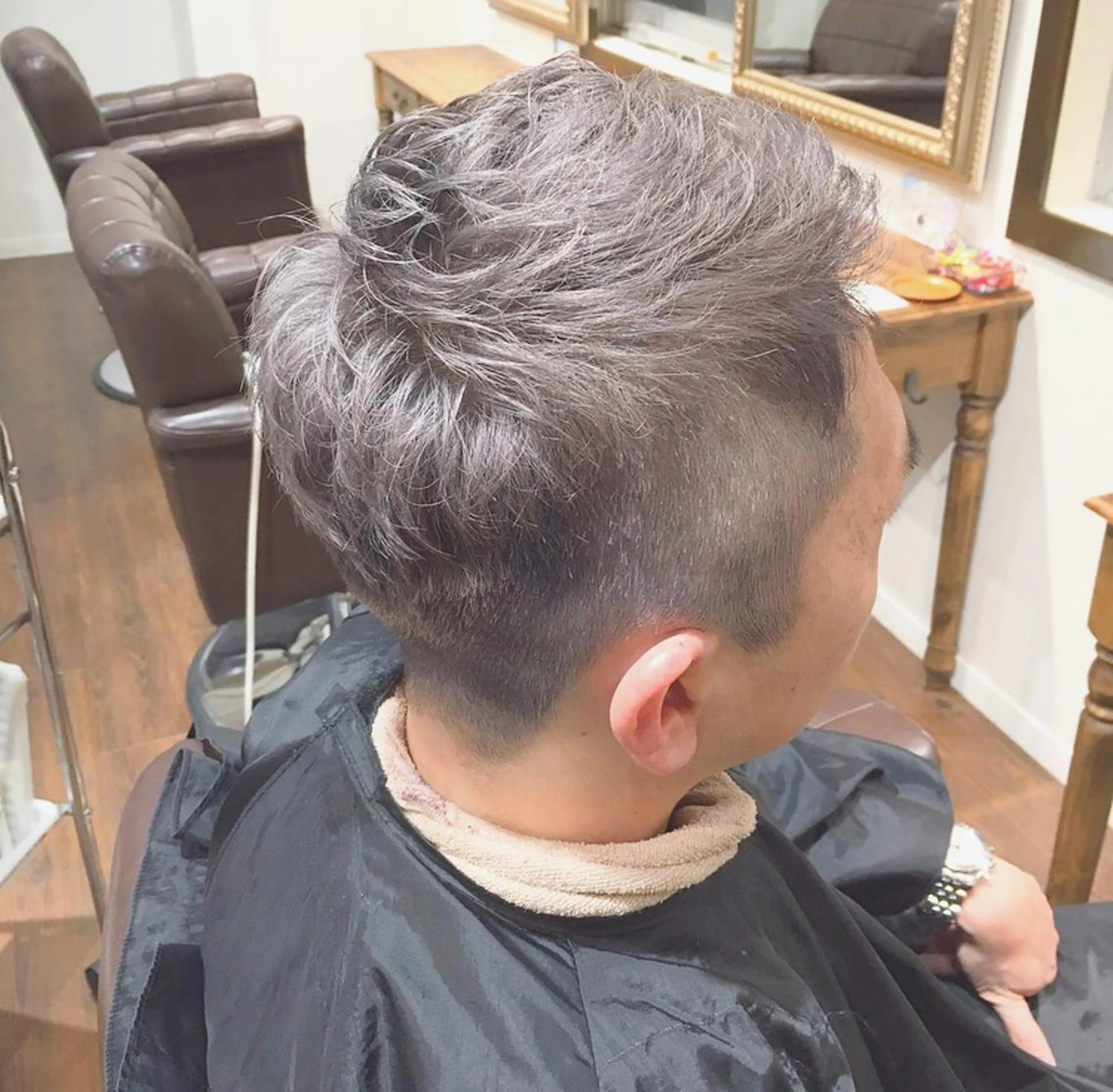 ショート カラー ヘアアレンジ メンズ メンズブリーチ アディクシーカラー ブリーチ シルバー As hair所属・柔らか垢抜けｶﾗｰと ｶｯﾄ🫧ASUKAのヘアスタイル