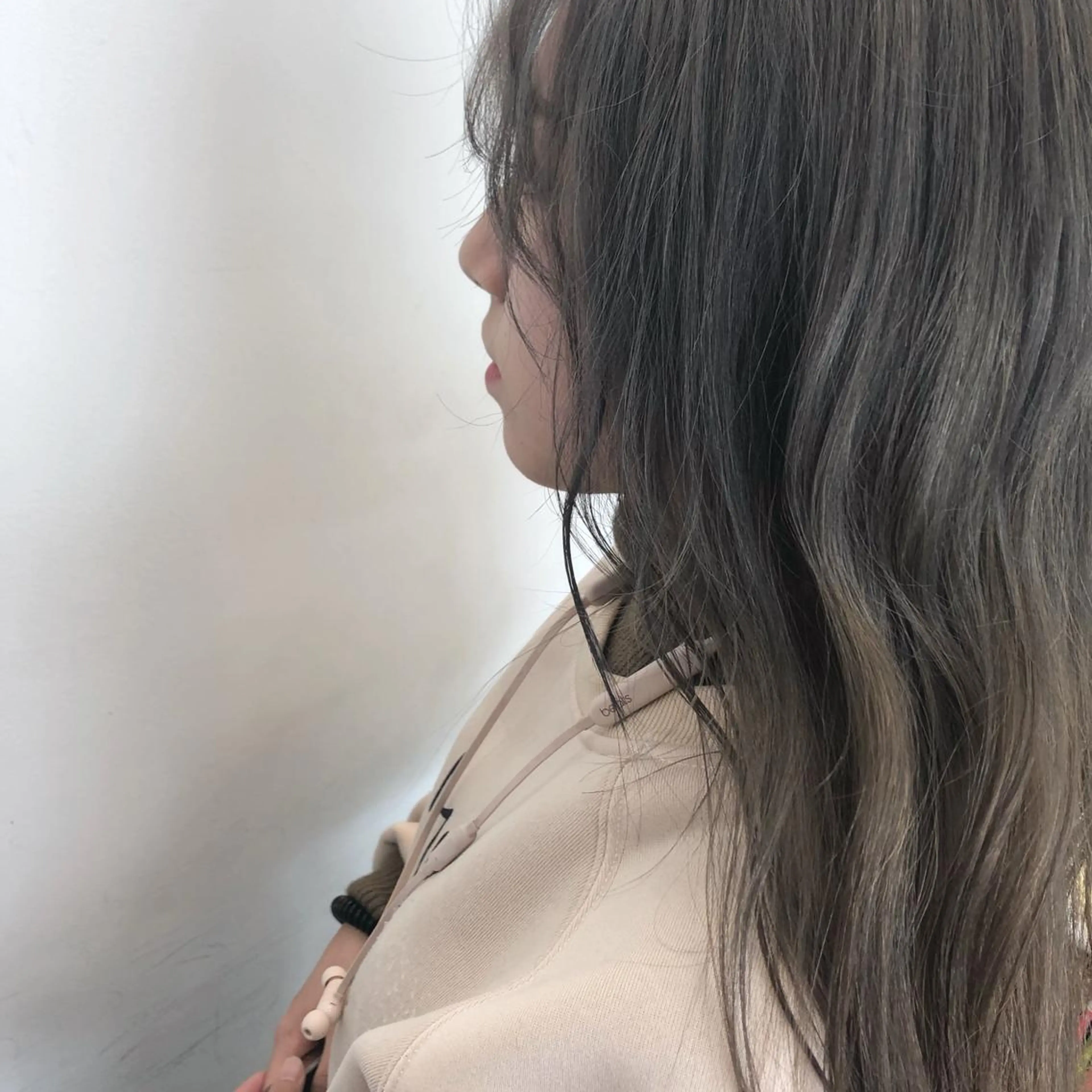 ロング カラー アッシュ ブリーチ シルバー シルバーアッシュ 韓国風ヘア GLROW haruhiのヘアスタイル