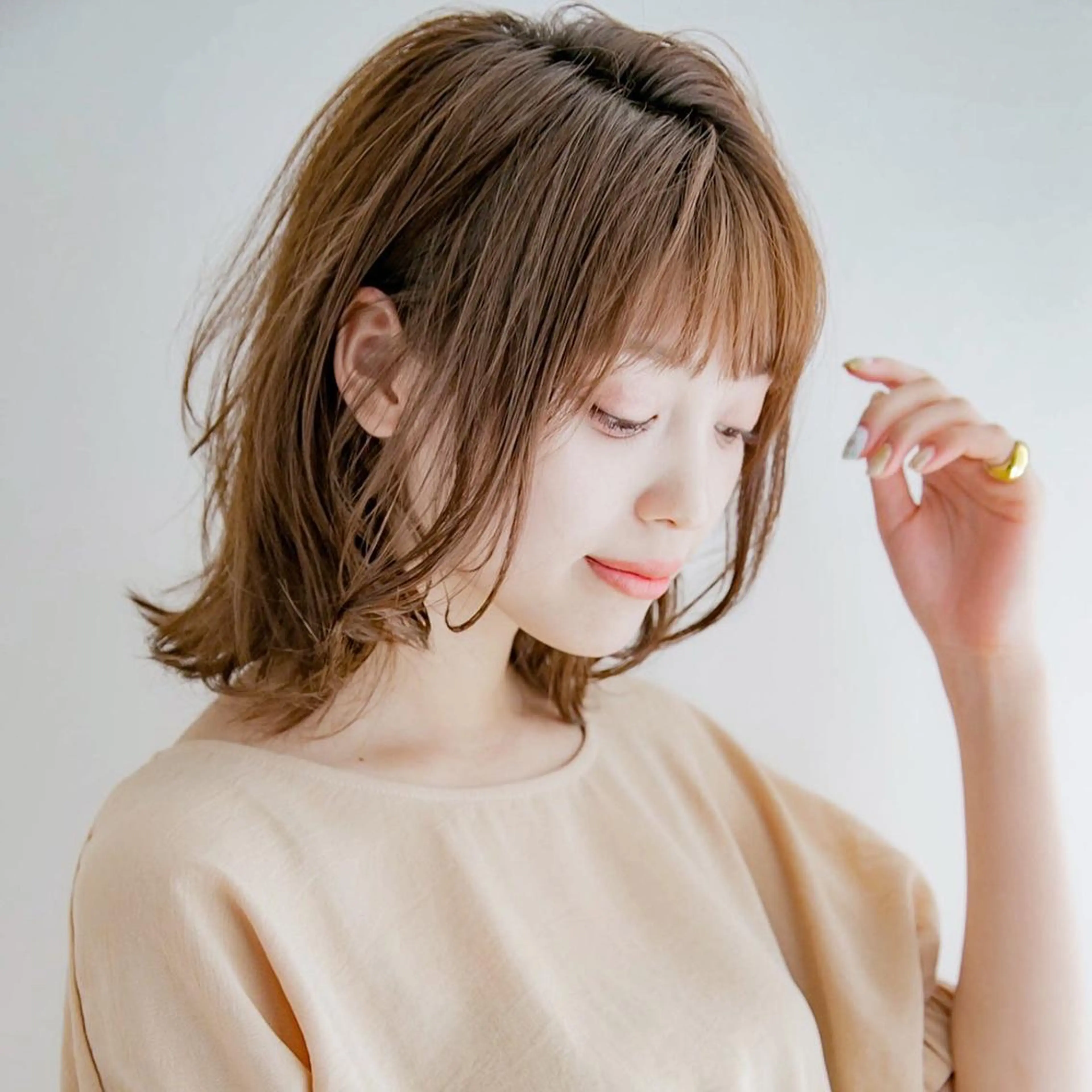 ミディアム カット ヘアカラー トリートメント 山本翔一郎 韓国顔周りレイヤーのヘアスタイル