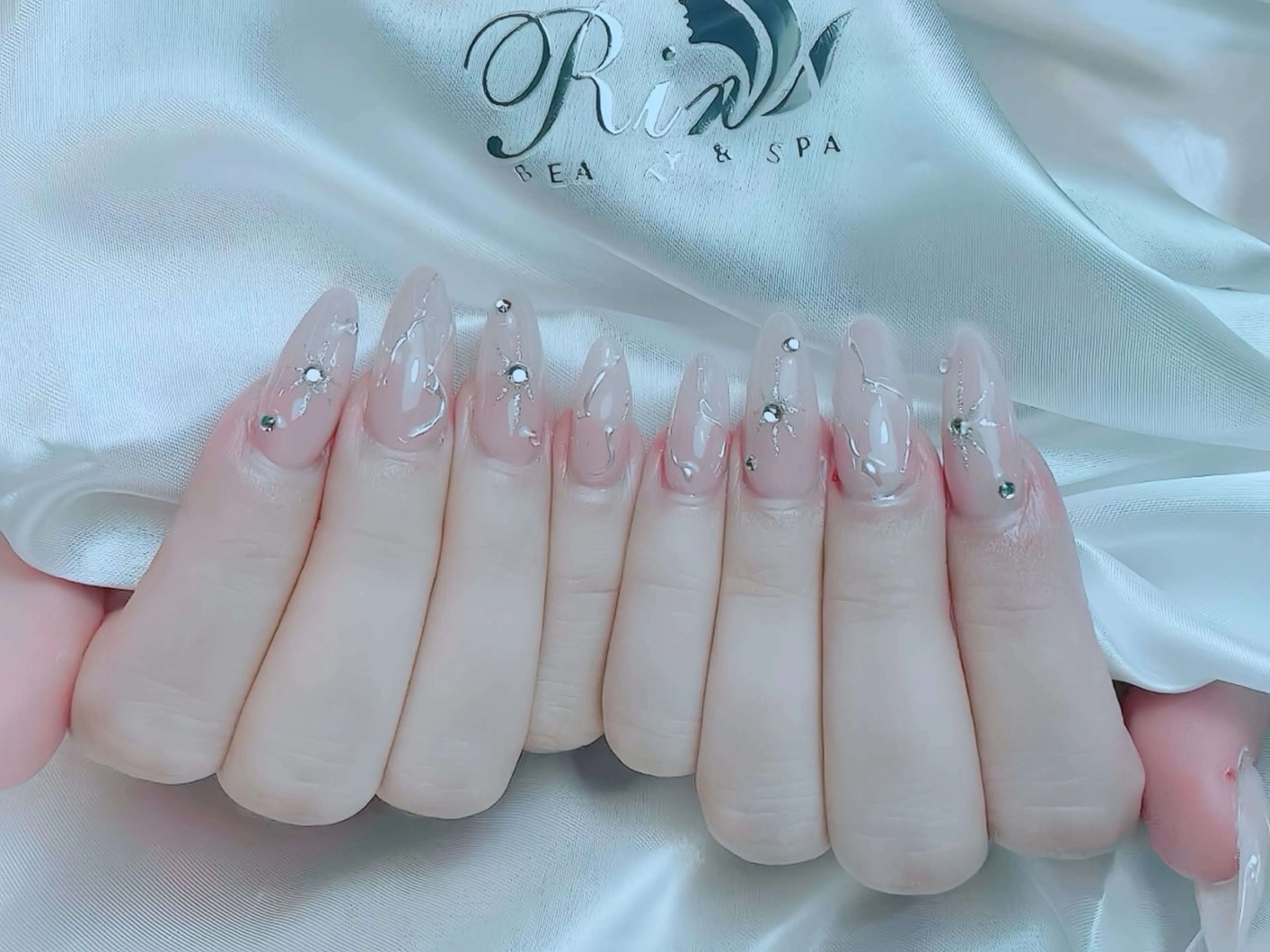 ネイル チークネイル フレンチネイル ガラスフレンチ グラデーション キラキラネイル ハンドネイル Rin Nail 新大久保店のネイルデザイン