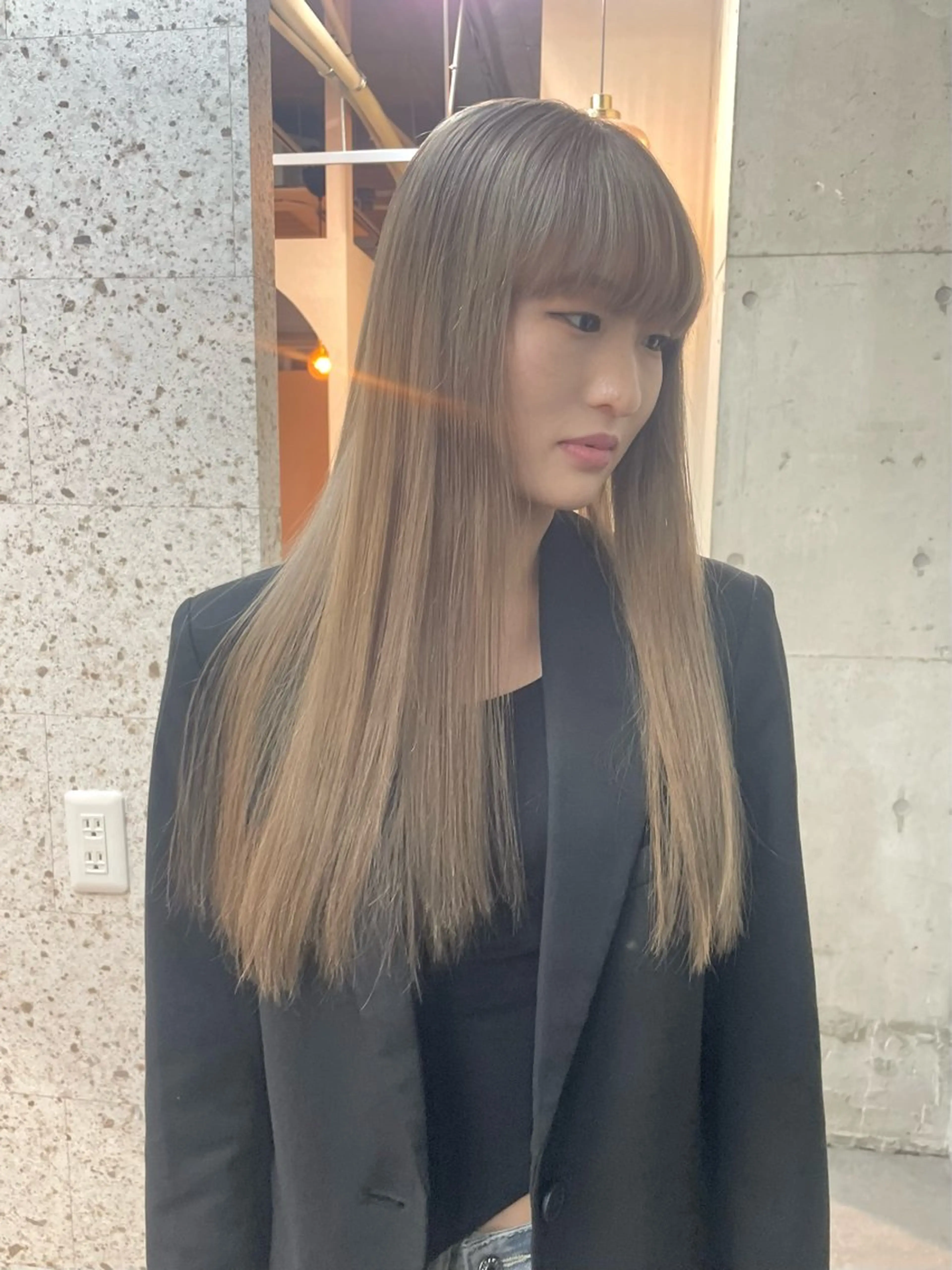 ロング カラー ベージュカラー ブリーチ ミルクティーベージュ lani hair salon所属・SHOTO ハイトー ン/デザインカラーのヘアスタイル