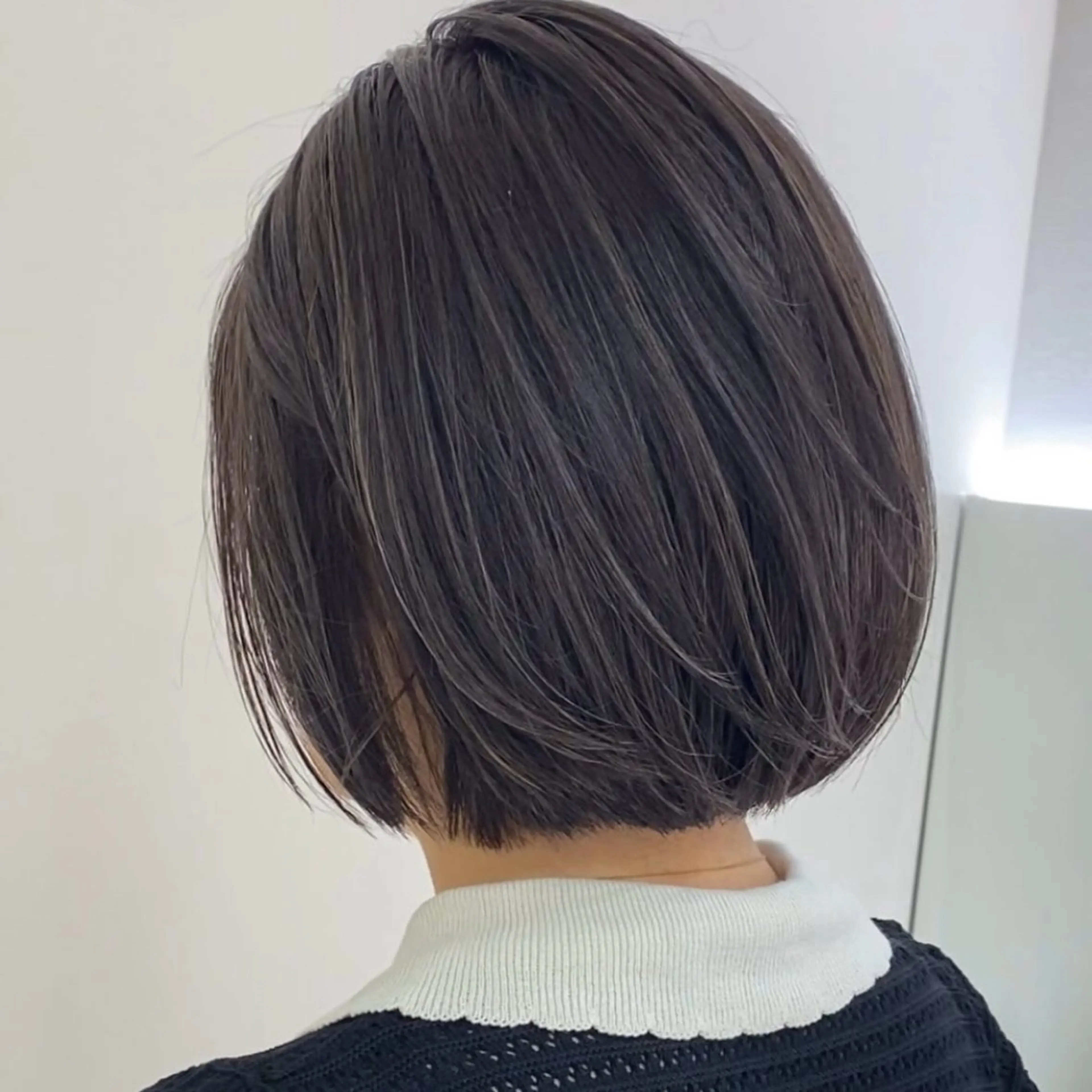 ショート カラー ヘアカラー トリートメント 細めハイライト🩶 ボブ/レイヤーカットのヘアスタイル