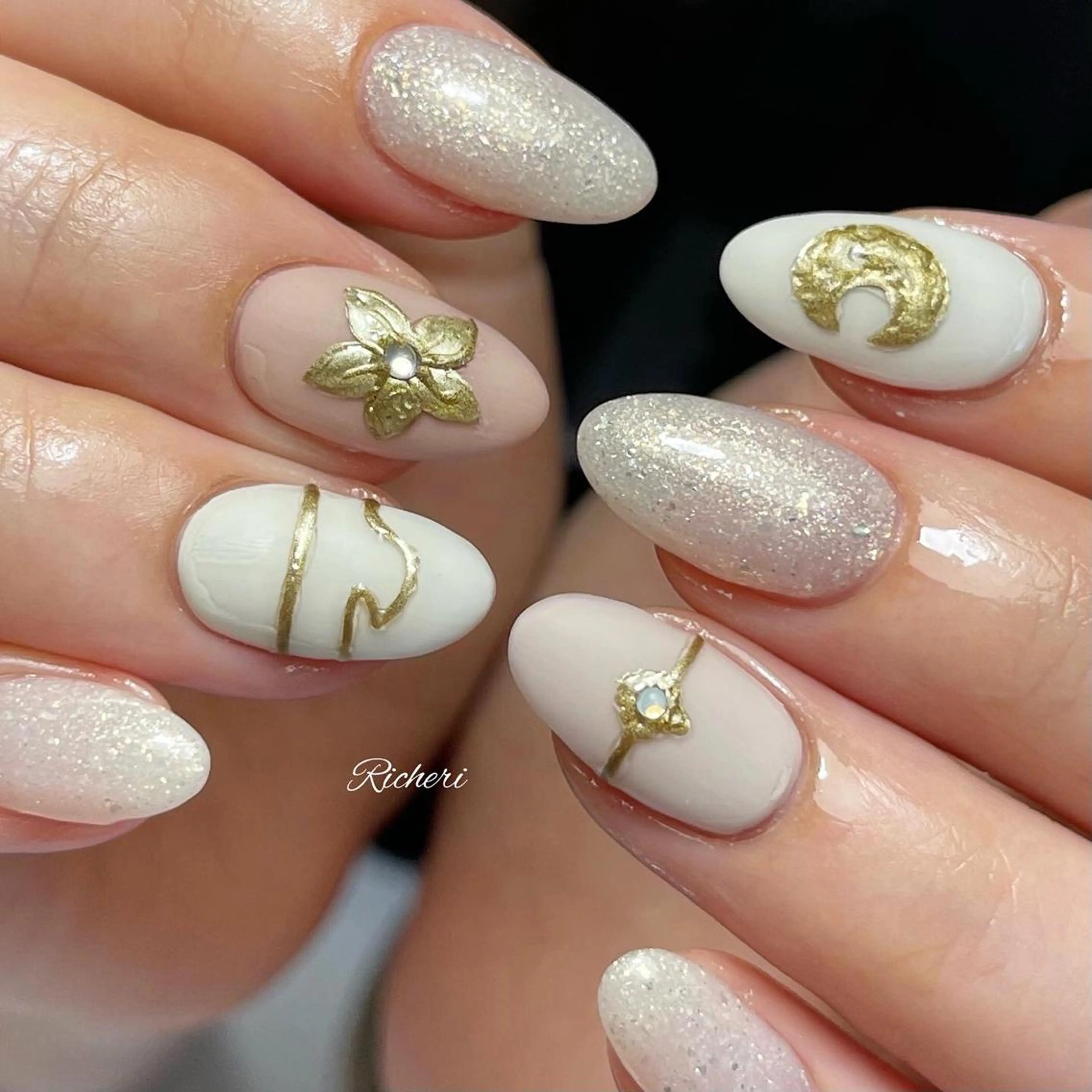 ミディアム ネイル 韓国風ヘア アートネイル フレンチネイル ジェルネイル キラキラネイル richeri beautyのエステ・リラクイメージ