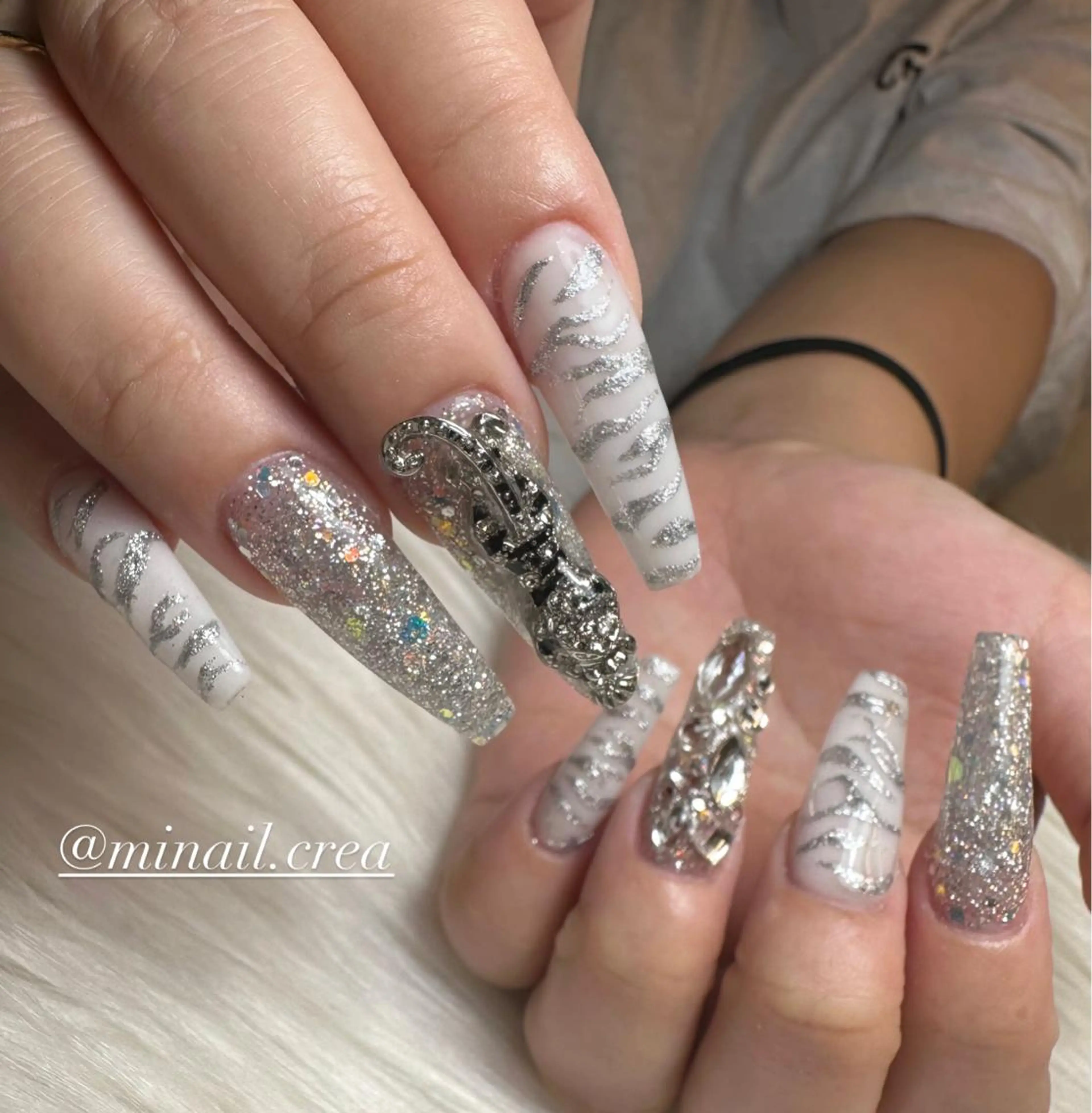 ネイル アニマル柄 キラキラネイル ロングネイル スカルプネイル ハンドネイル CRéA　-private nailsalon-所属・CReA nailのネイルデザイン