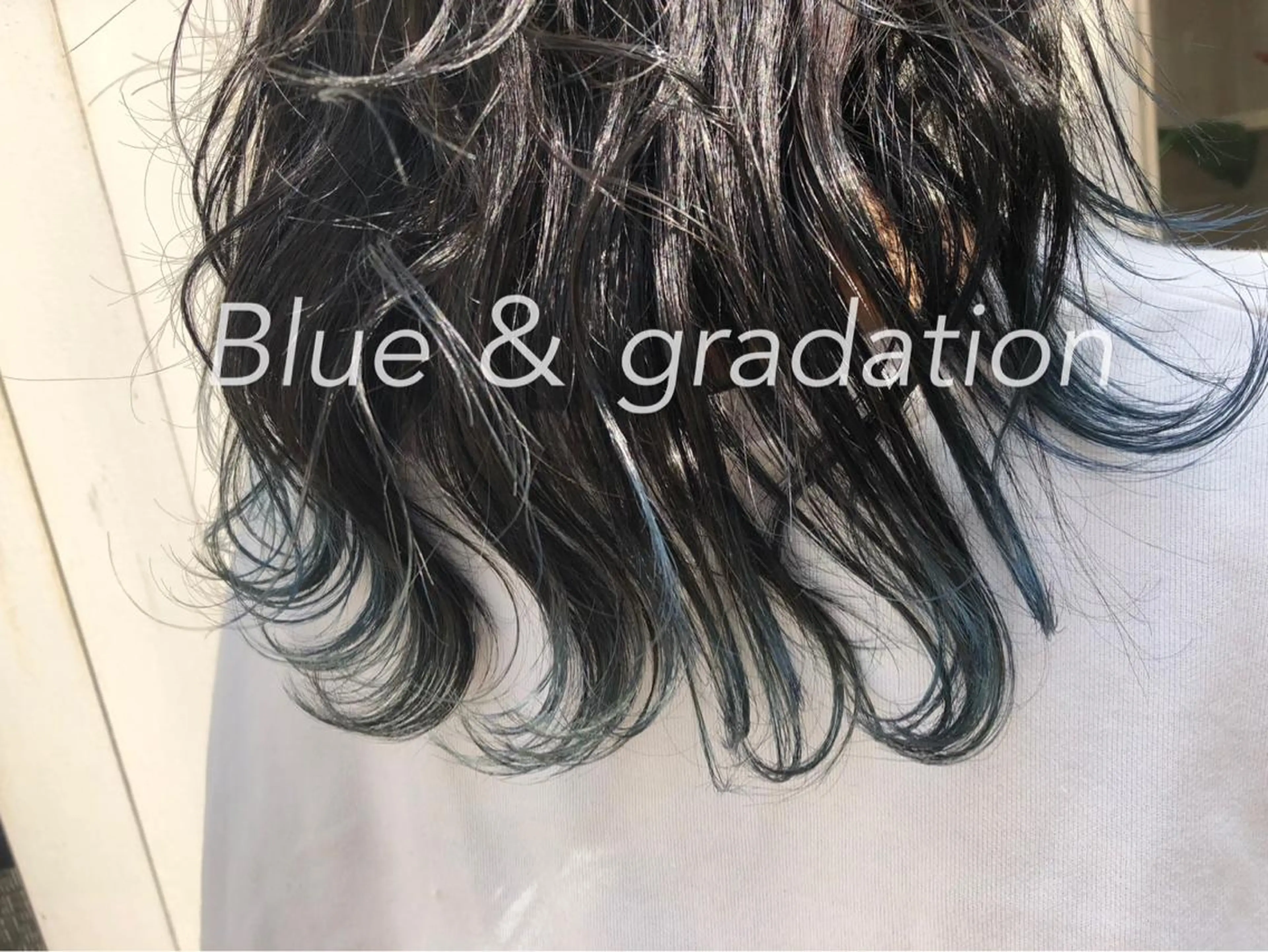 セミロング カラー ブリーチ ブルーカラー グラデーションカラー merc. 福田茜のヘアスタイル