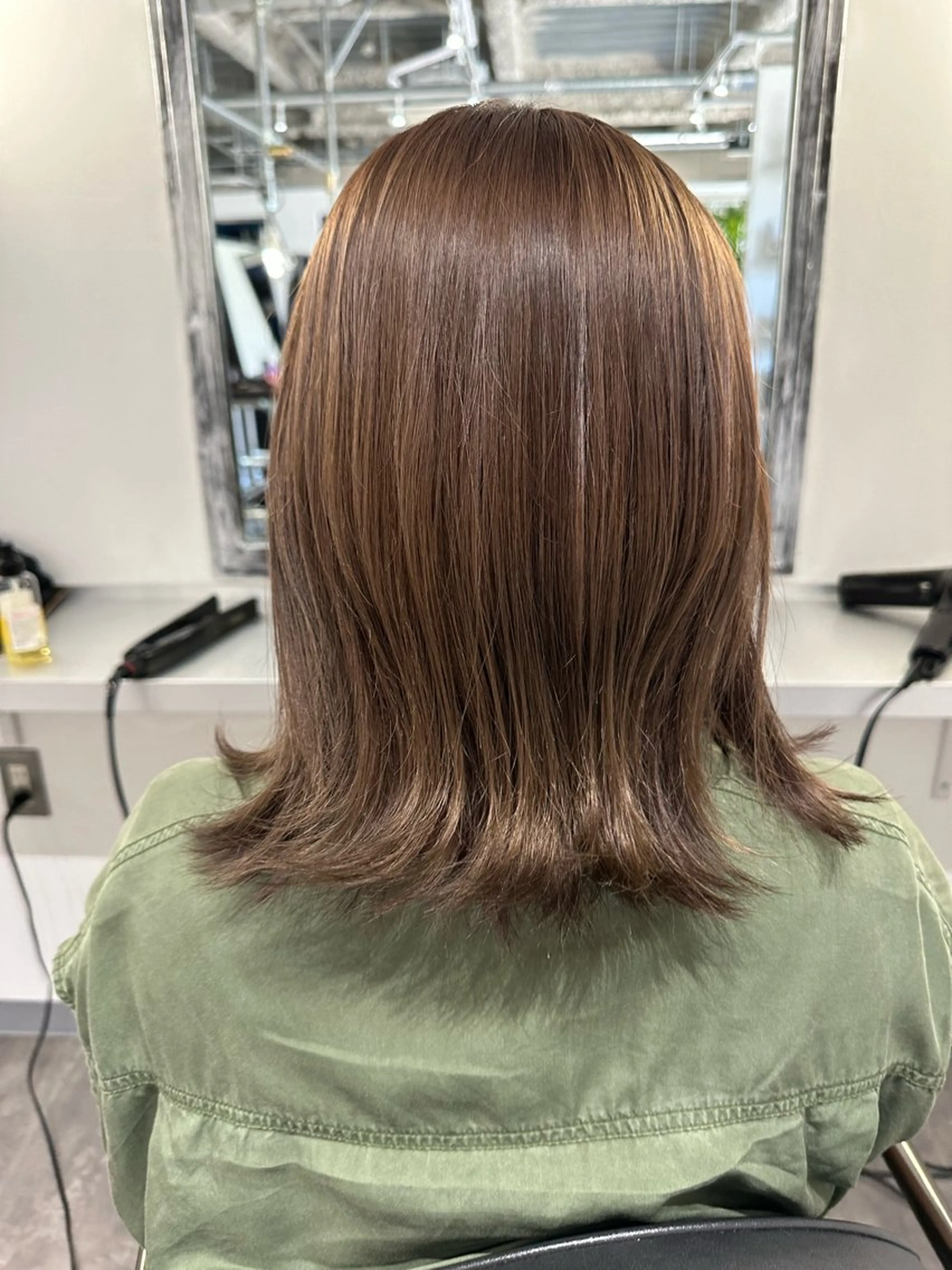 ミディアム カラー グレージュ 篠崎 佑季のヘアスタイル