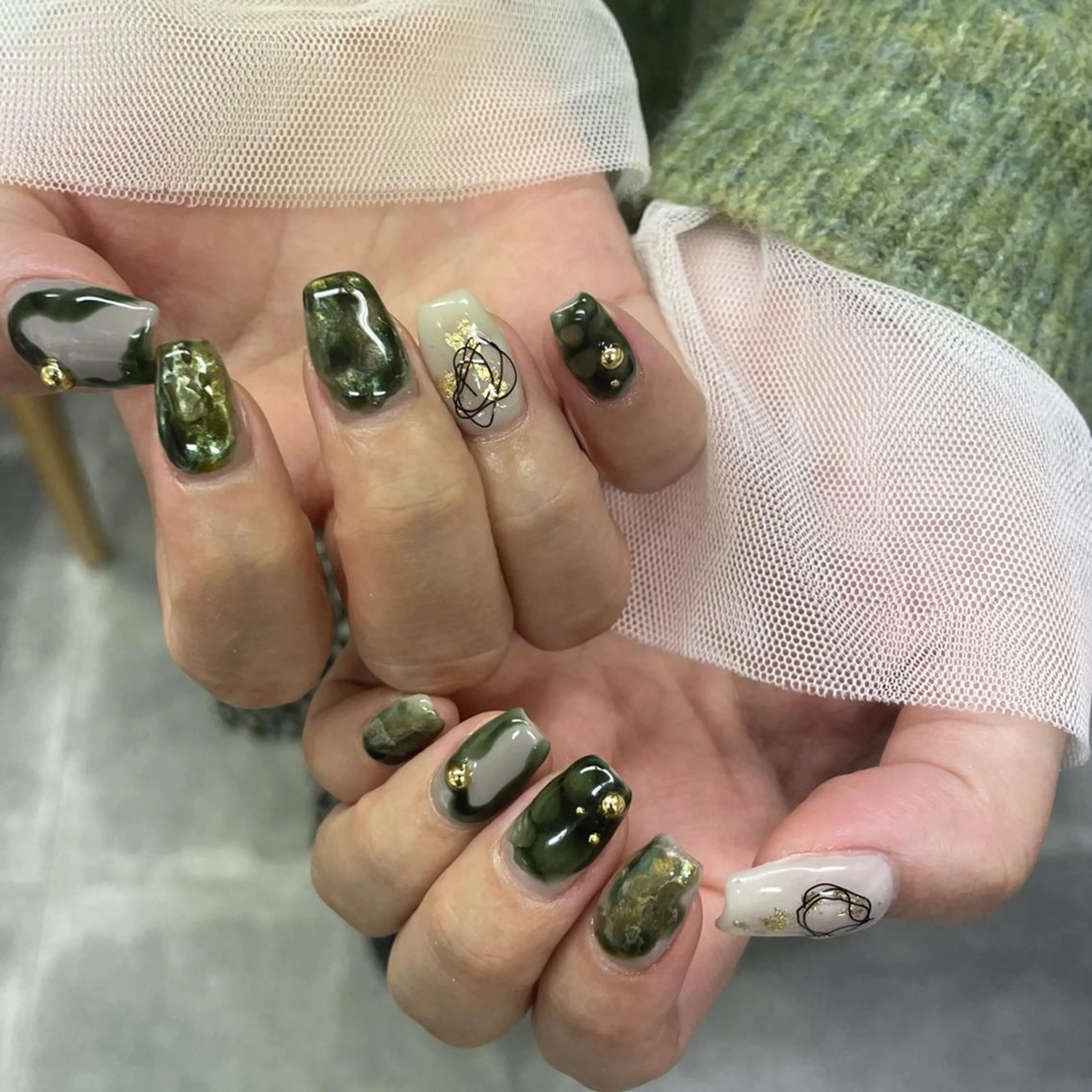 ネイル アートネイル べっ甲ネイル ジェルネイル グリーン キラキラネイル nailstudio eviz新宿店のネイルデザイン