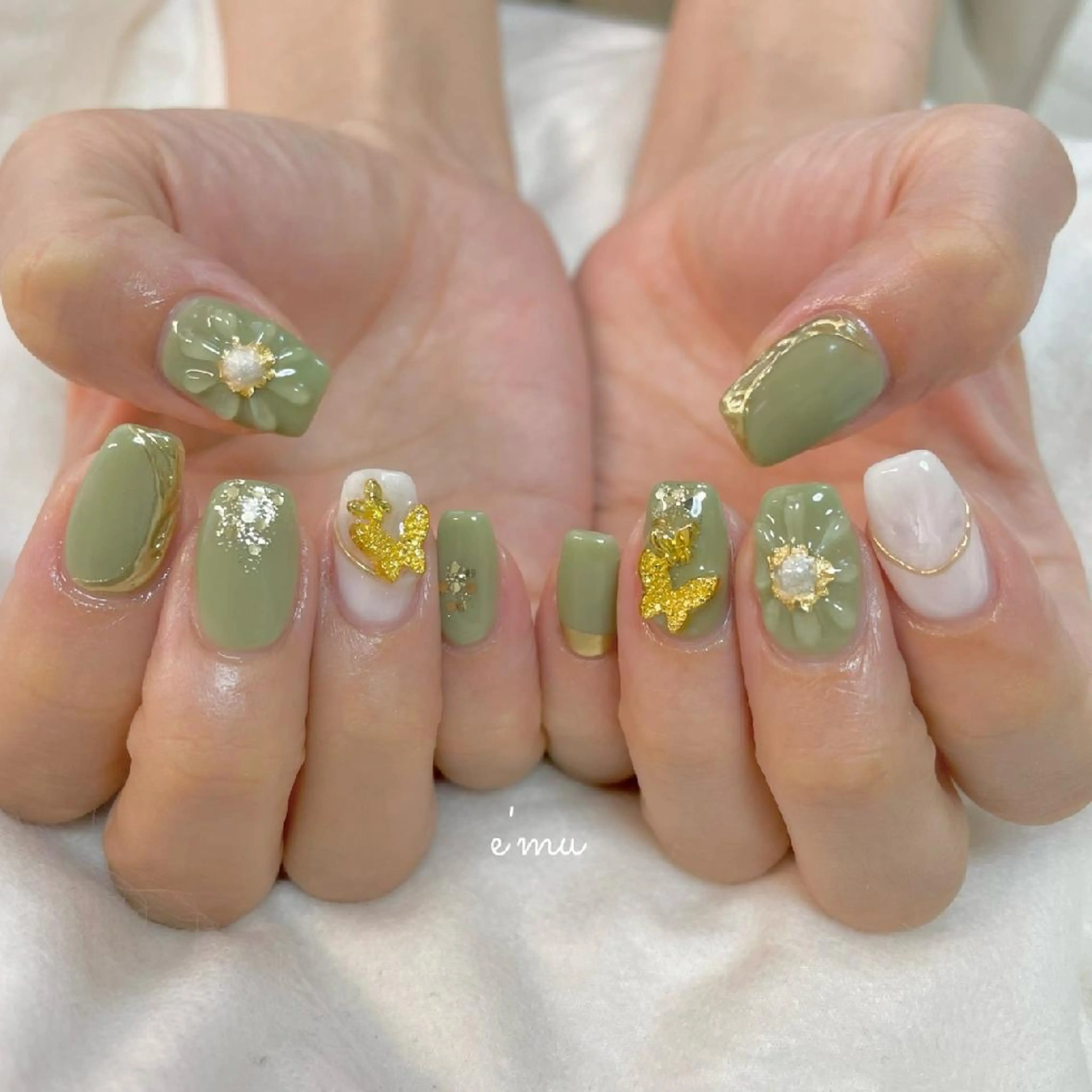 ネイル フラワーネイル グリーン ぷっくりネイル nail salon e'mu💐のネイルデザイン
