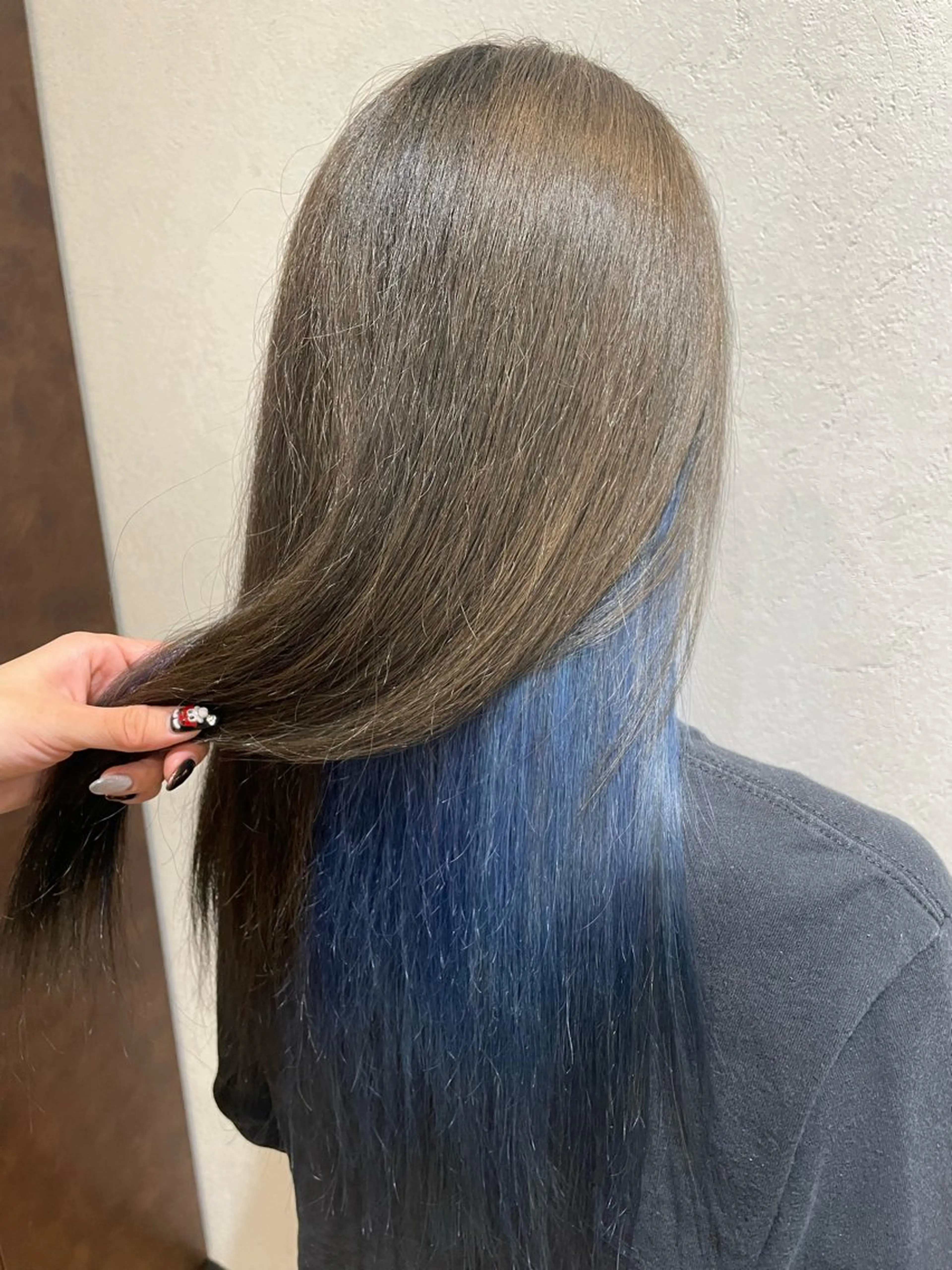 カラー 岡村 真子のヘアスタイル