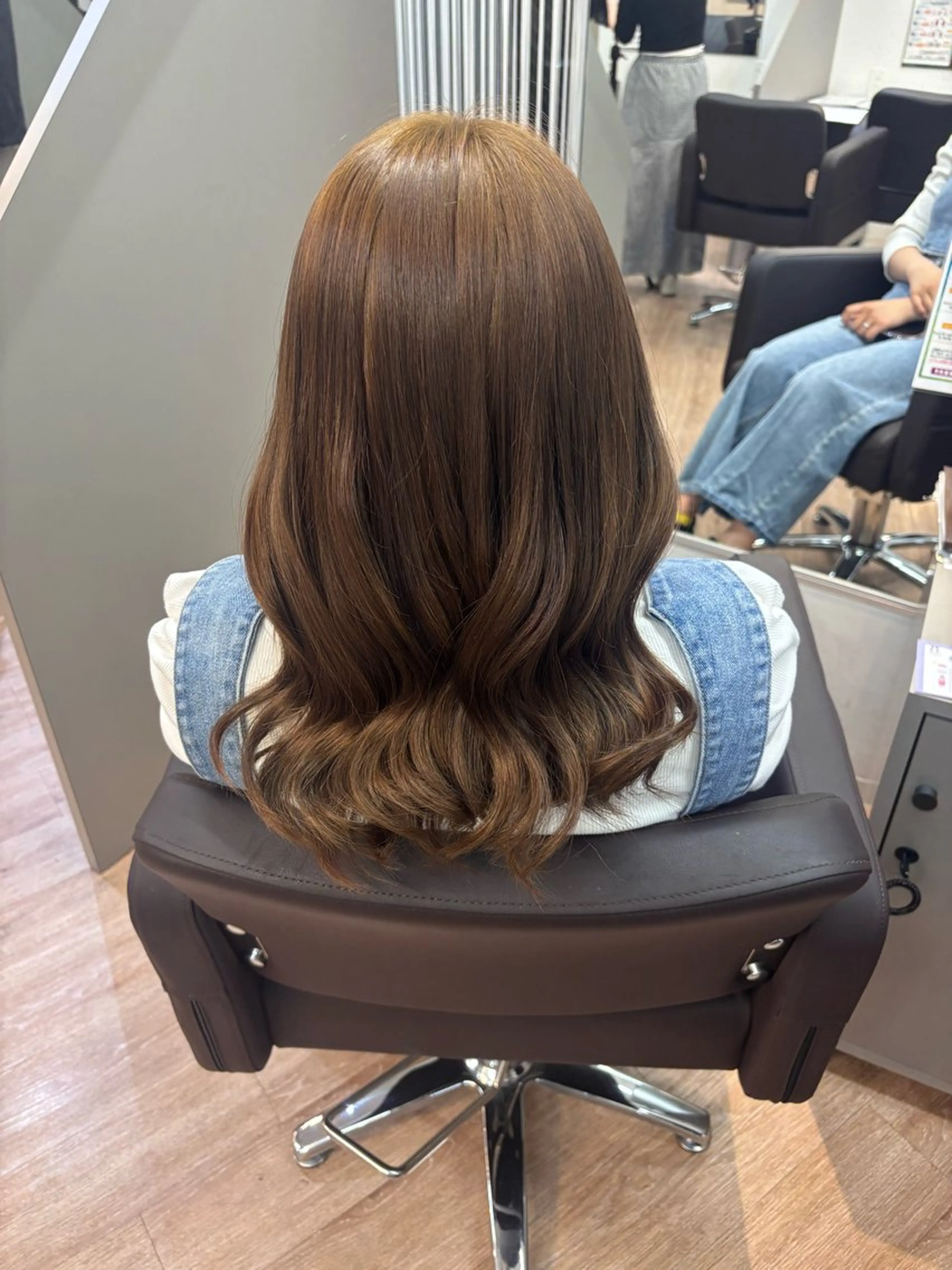 セミロング ミルクティーブラウン momo/髪質改善 /コテ巻きパーマのヘアスタイル