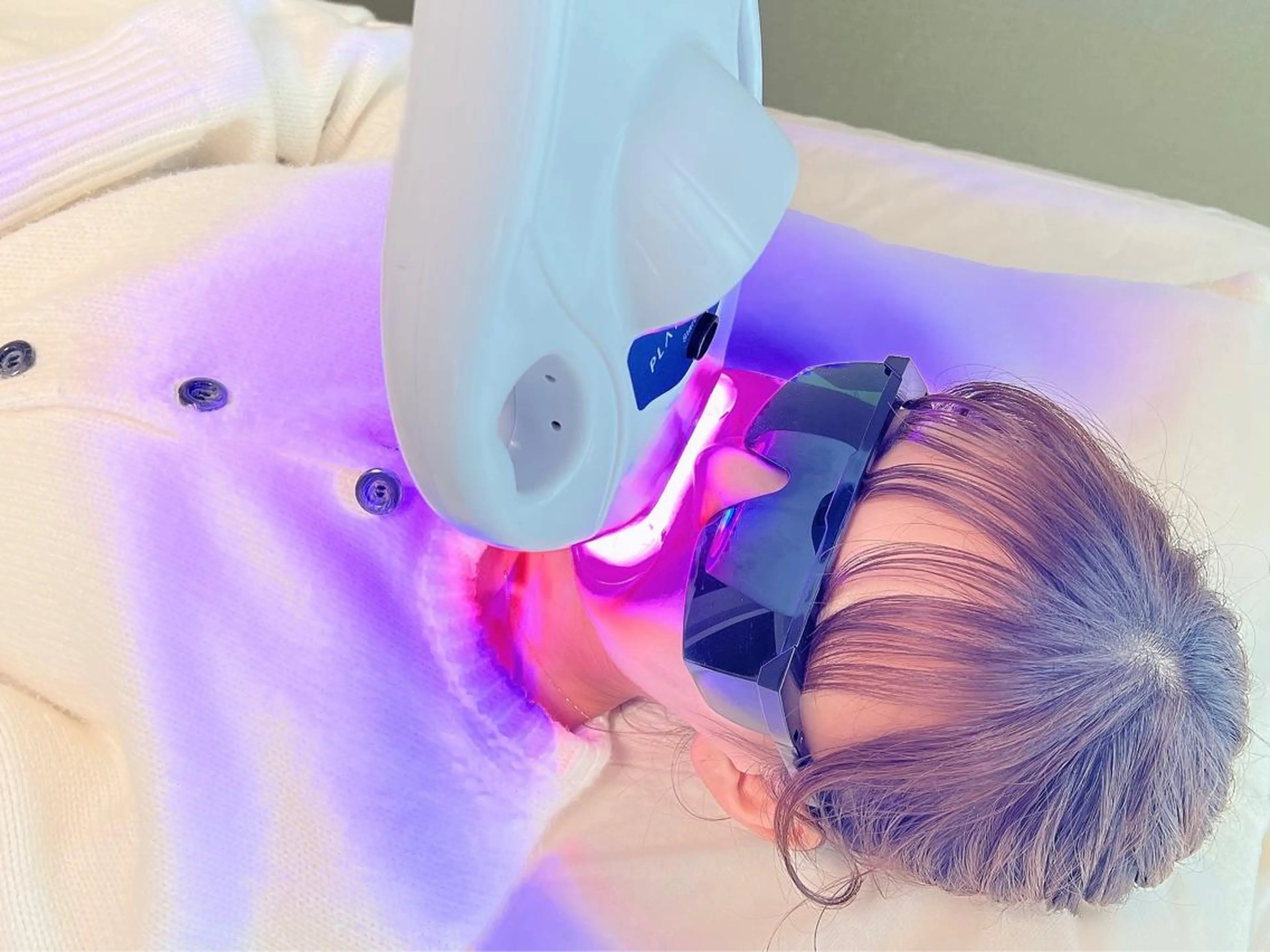 セミロング カラー パーマ ヘアアレンジ メンズ キッズ ネイル マツエク・マツパ アイブロウ ホワイト 【ハーブ×毛穴洗浄】 THE MORE千葉のエステ・リラクイメージ