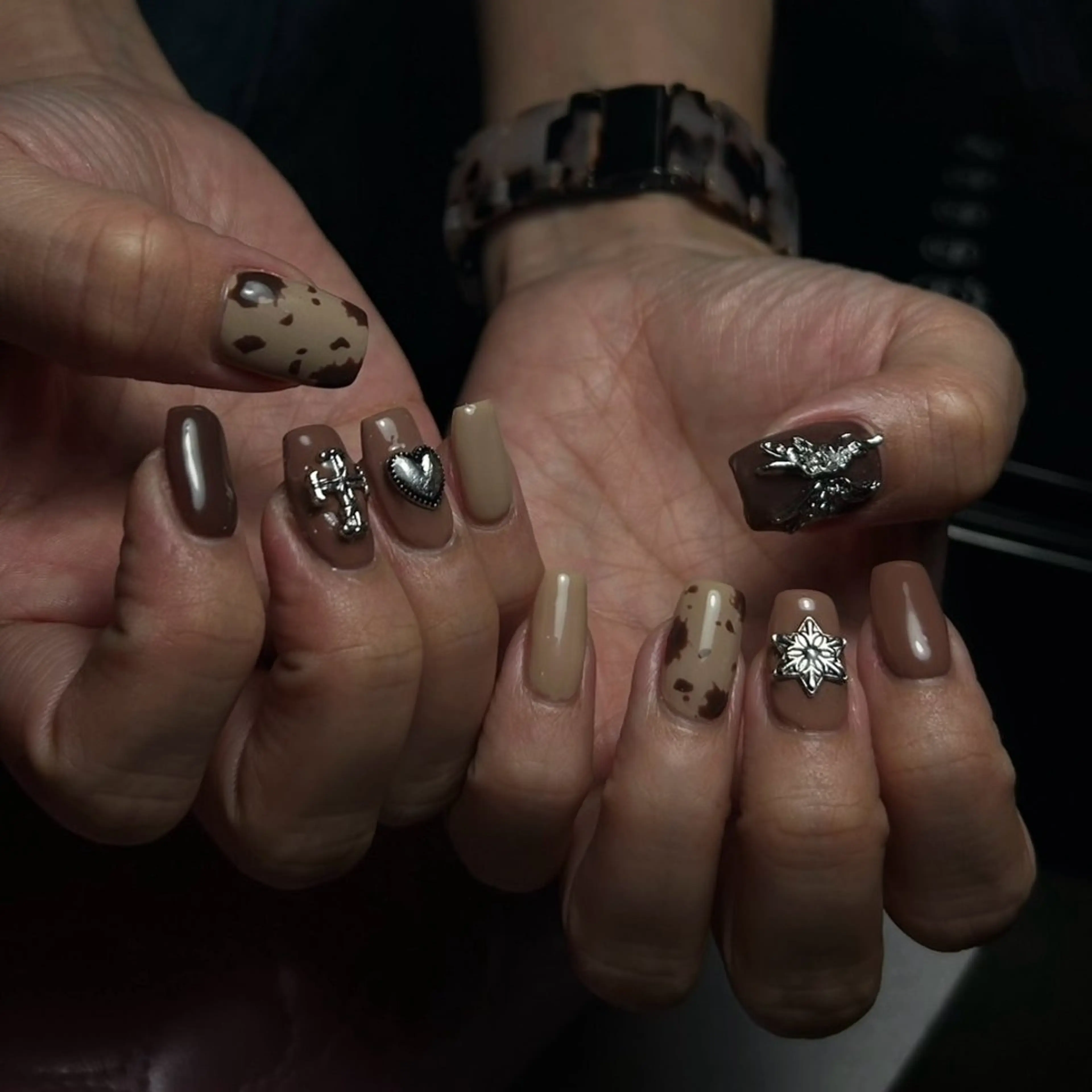 ネイル アニマル柄 アートネイル ブラウン ジェルネイル ハート ハンドネイル モンナ CCのネイルデザイン