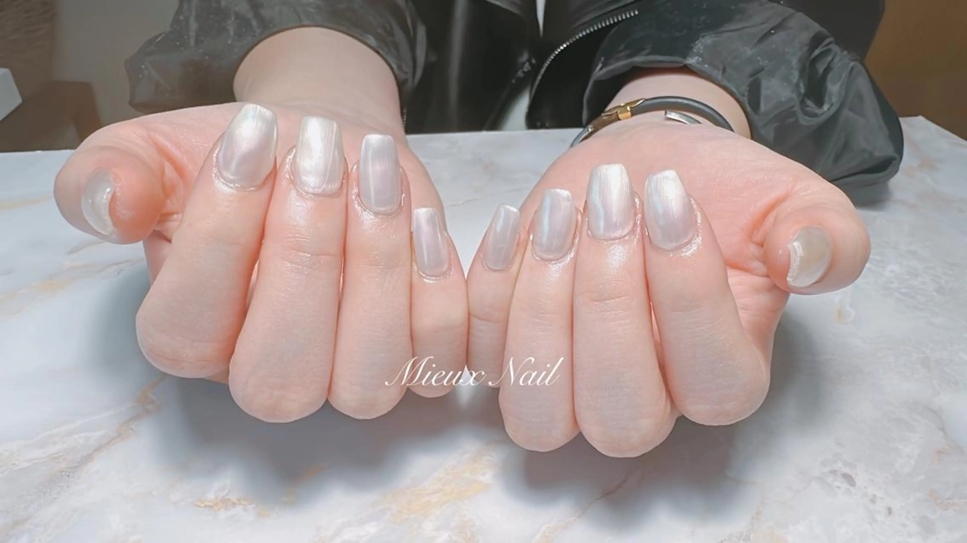 ネイル オーロラネイル ブルー ワンカラーネイル シンプルネイル 春ネイル ハンドネイル 市川 麻衣子のネイルデザイン