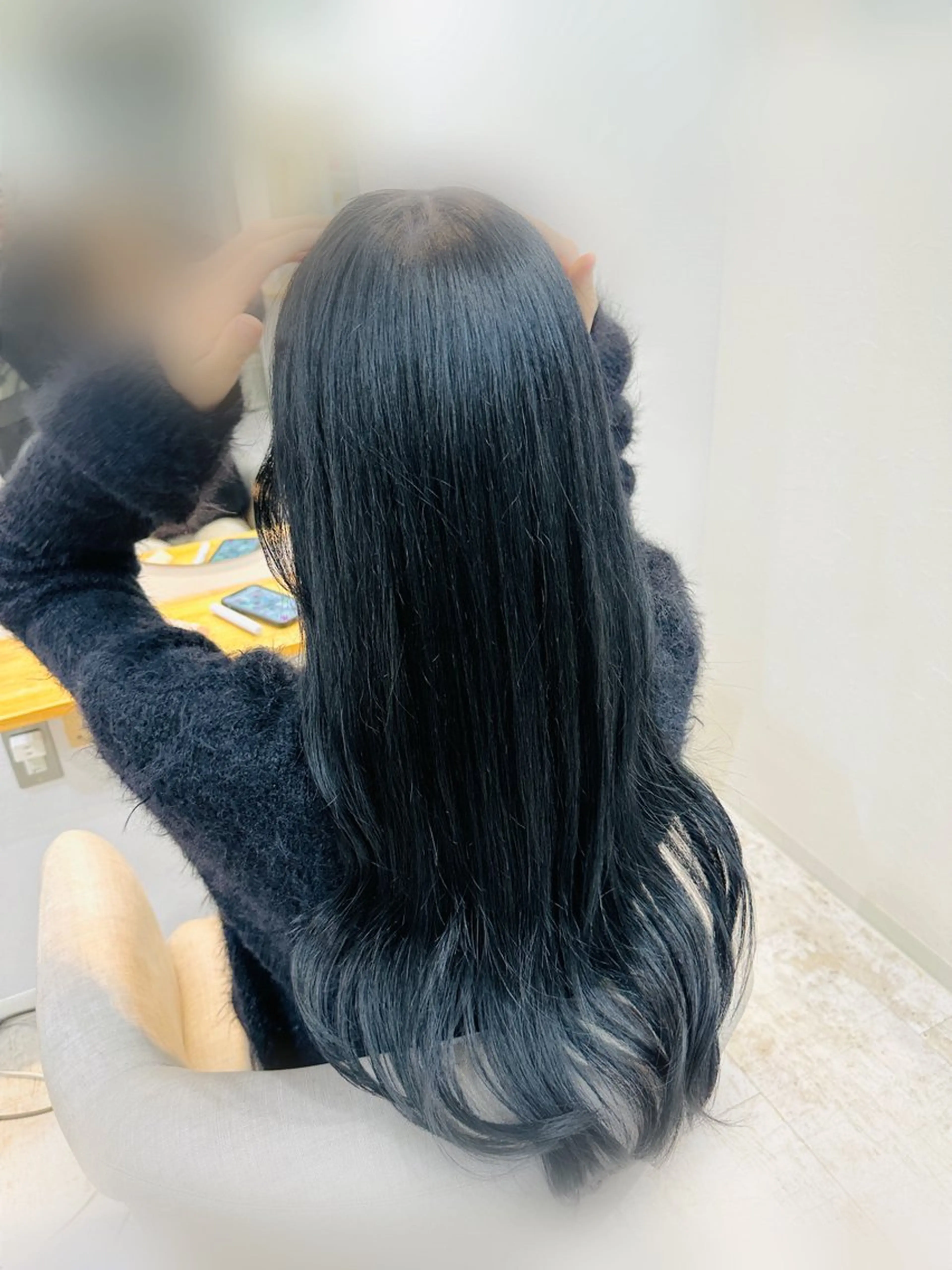 ロング カラー 黒髪 ブリーチ ブルーカラー ブルーブラック ヘアカラー 大場 賀句のヘアスタイル