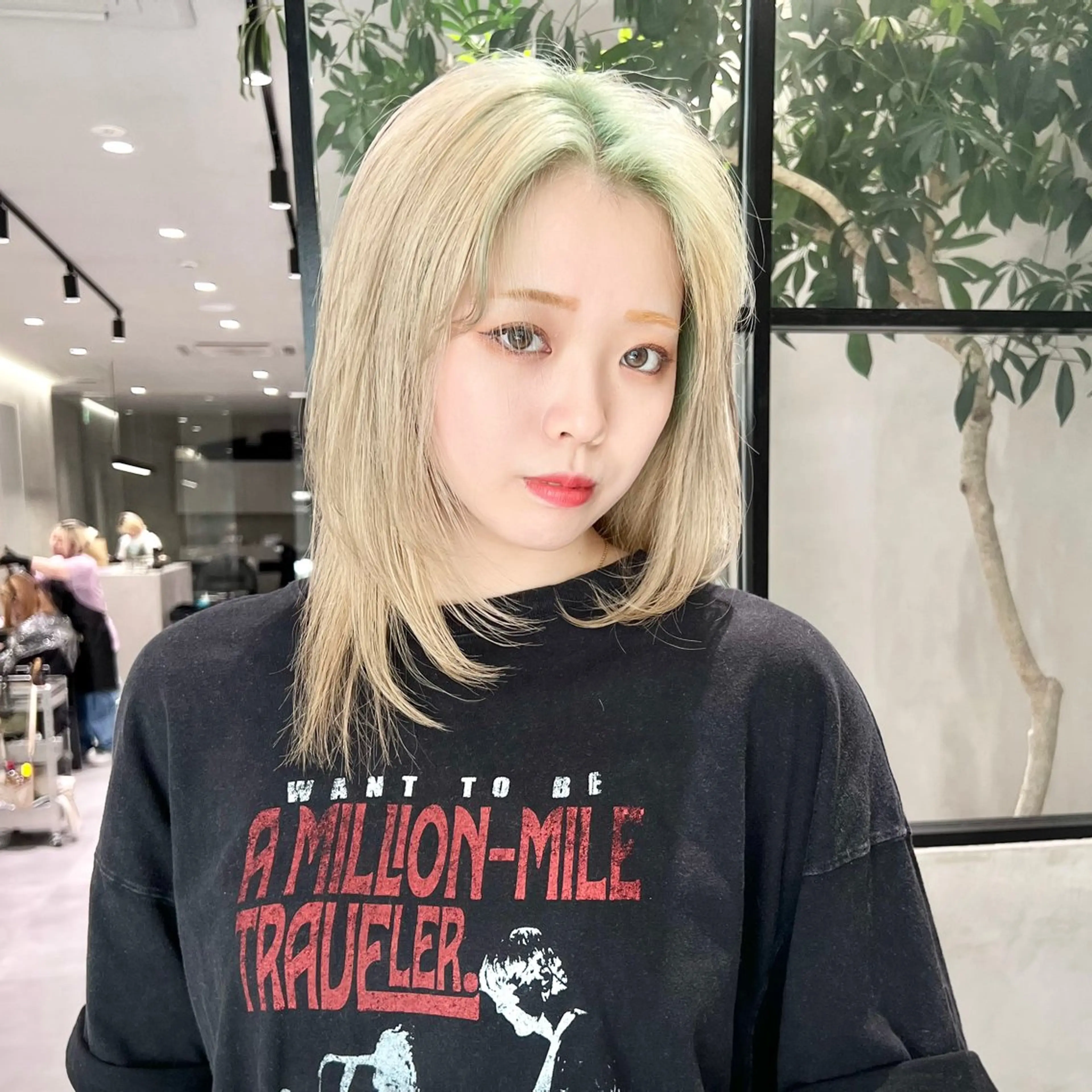 セミロング カラー ブリーチ ハイトーンカラー レイヤーカット 似合わせカット 小顔カット カット ヘアカラー トリートメント レイヤー×髪質改善 ハッシュカット/新宿のヘアスタイル