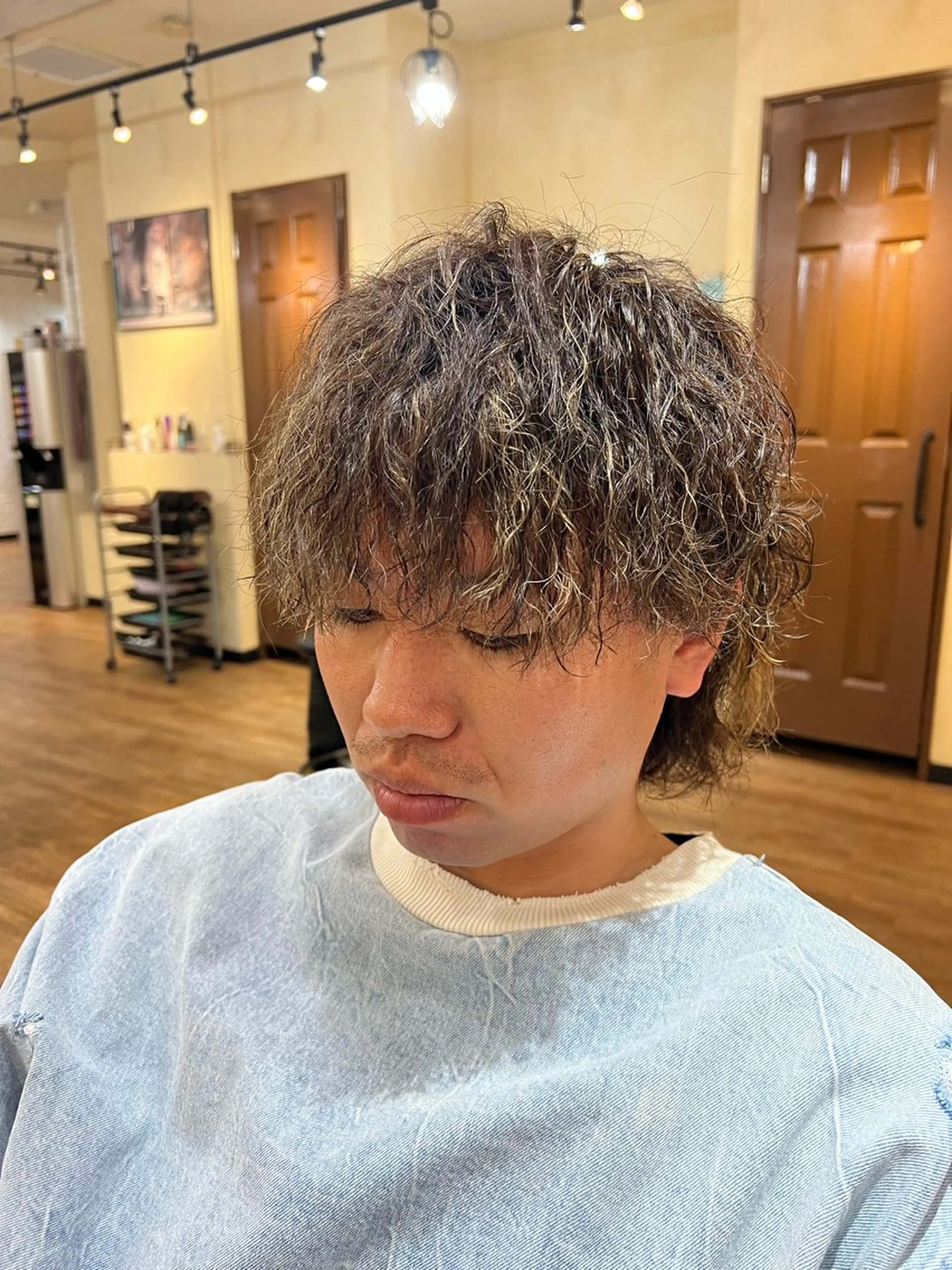 ショート パーマ メンズ メンズパーマ メンズスパイラルパーマ スパイラルパーマ カット パーマ オーストヘアージジ所属・TAI透明カラー 柔らかい縮毛矯正のヘアスタイル